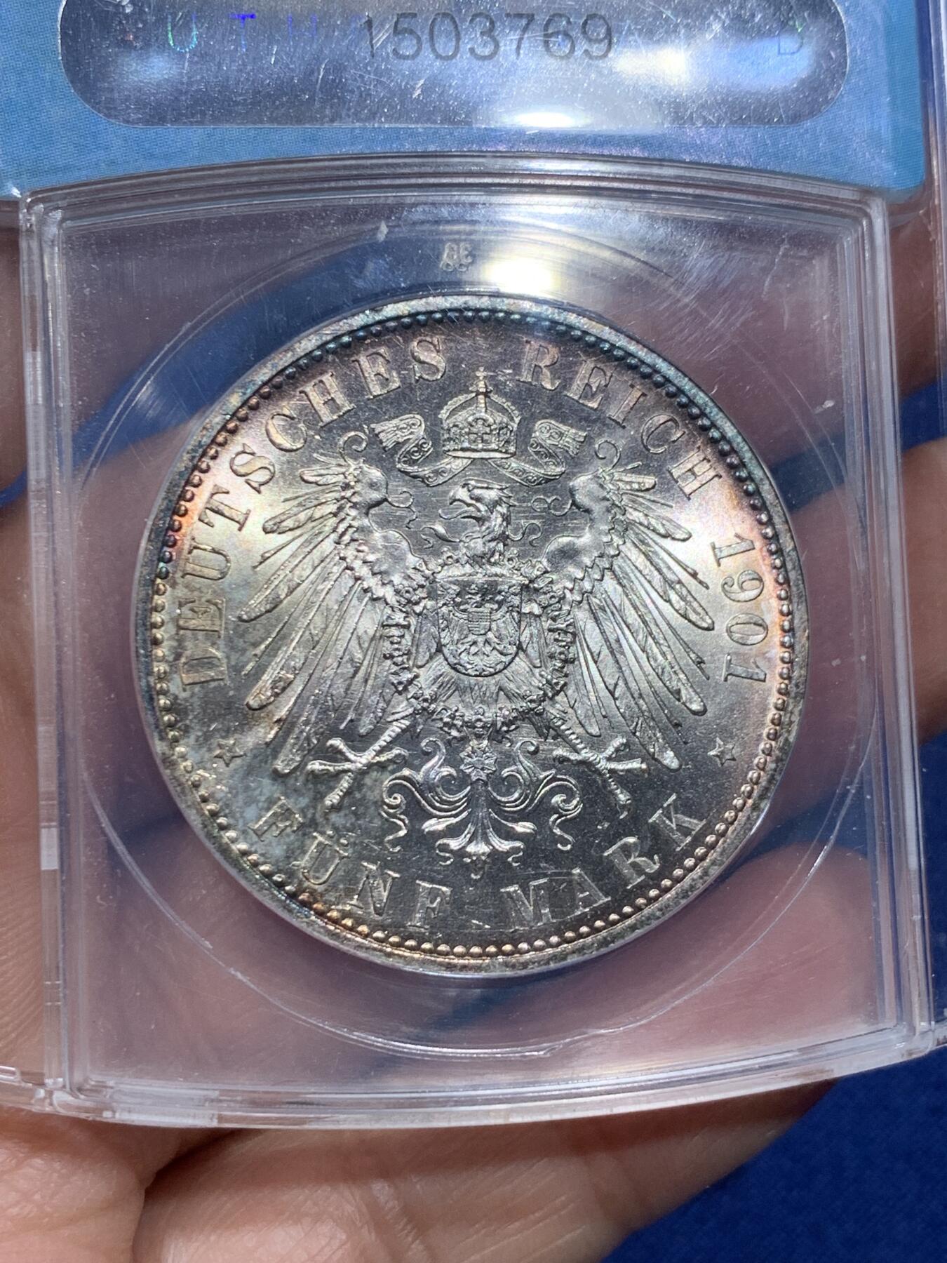 《竞宝斋》第361场 周日，周一  2场连拍 （全场包邮） ANACS MS63 德国普鲁士1901年建国200周年5马克大银币，双面环紫五彩，带十字炫光，老蓝盒完全不输63-64分P盒N盒状态！