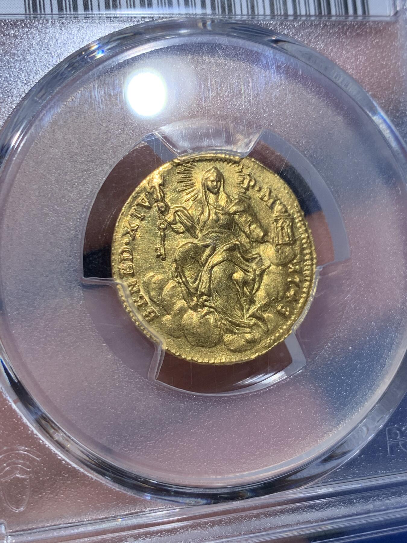 《竞宝斋》第361场 周日，周一  2场连拍 （全场包邮） PCGS MS63 意大利 教皇国1743年zeechin金币 亚军分 币面深打压印清晰 丝滑，金光闪闪 非常少见的早期金币  3.42克 999金