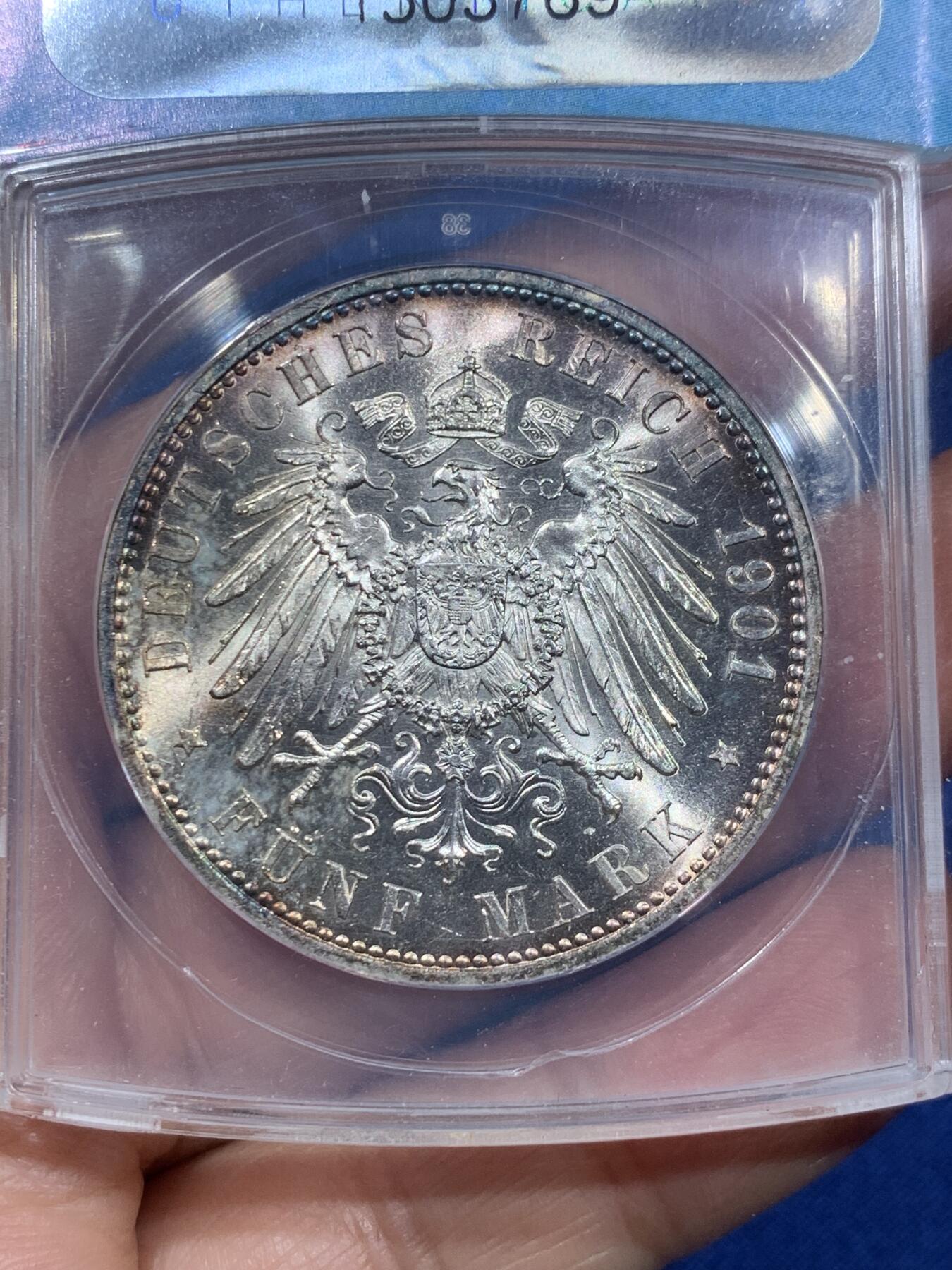 《竞宝斋》第361场 周日，周一  2场连拍 （全场包邮） ANACS MS63 德国普鲁士1901年建国200周年5马克大银币，双面环紫五彩，带十字炫光，老蓝盒完全不输63-64分P盒N盒状态！