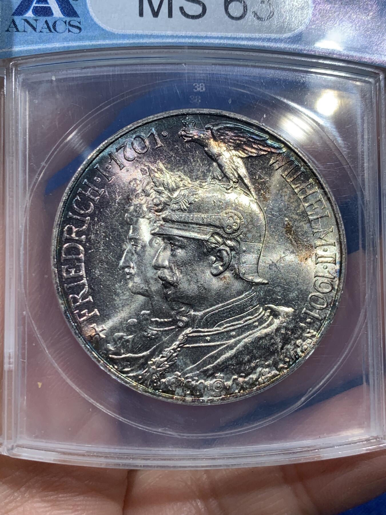 《竞宝斋》第361场 周日，周一  2场连拍 （全场包邮） ANACS MS63 德国普鲁士1901年建国200周年5马克大银币，双面环紫五彩，带十字炫光，老蓝盒完全不输63-64分P盒N盒状态！