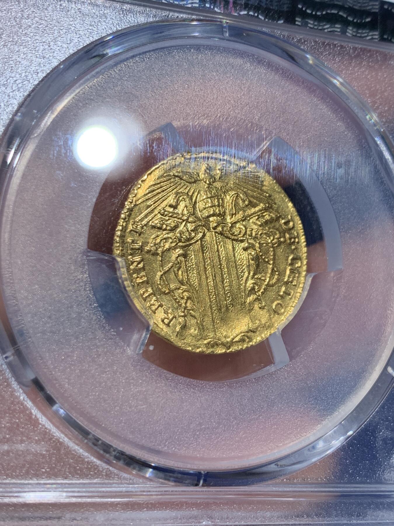 《竞宝斋》第361场 周日，周一  2场连拍 （全场包邮） PCGS MS63 意大利 教皇国1743年zeechin金币 亚军分 币面深打压印清晰 丝滑，金光闪闪 非常少见的早期金币  3.42克 999金