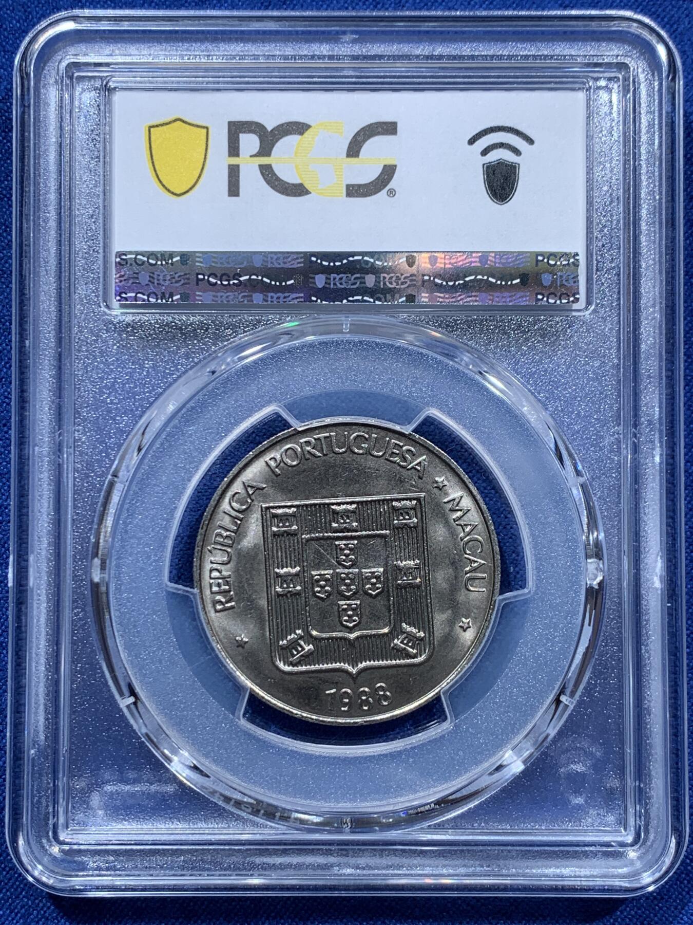 《竞宝斋》第361场 周日，周一  2场连拍 （全场包邮） PCGS MS65 澳门1988年龙五元 吉祥文化 热门品种 88年少见年份 高分更是少 这枚两面转光 品相非常好 适合自藏