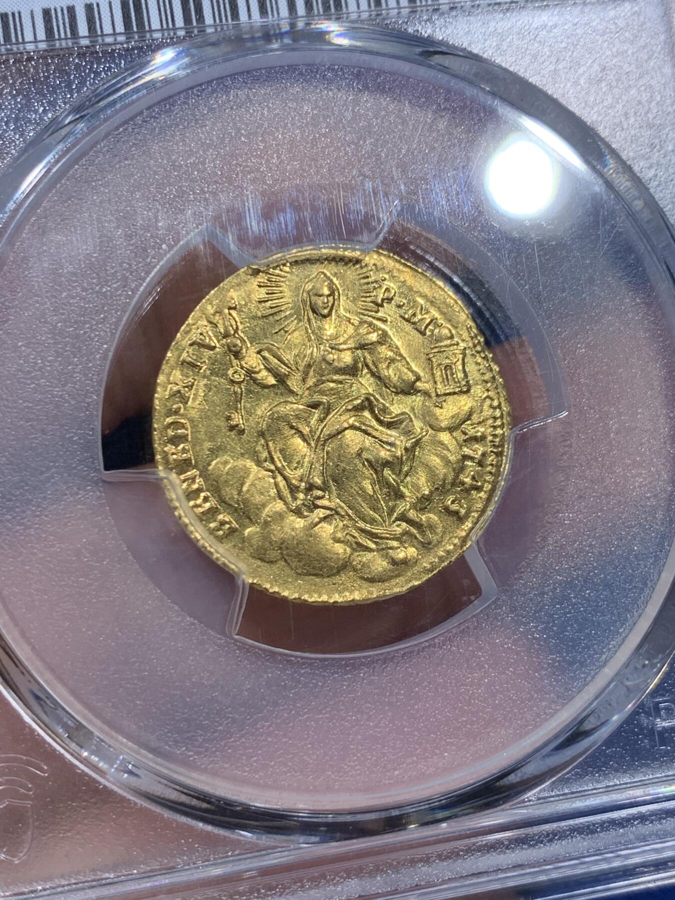 《竞宝斋》第361场 周日，周一  2场连拍 （全场包邮） PCGS MS63 意大利 教皇国1743年zeechin金币 亚军分 币面深打压印清晰 丝滑，金光闪闪 非常少见的早期金币  3.42克 999金