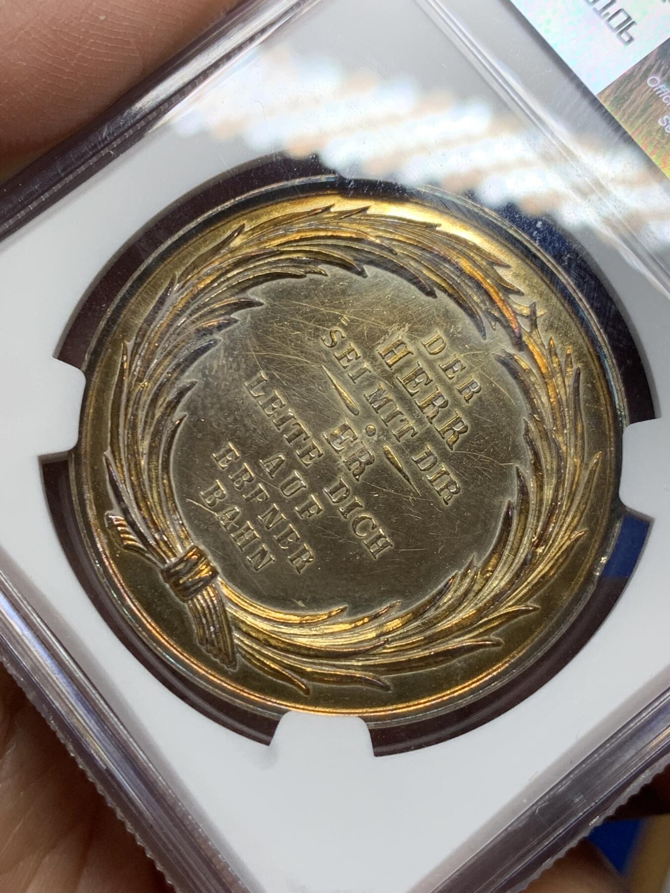 《竞宝斋》第361场 周日，周一  2场连拍 （全场包邮） NGC UNCD 德国1800柏林名家Loos作品，天主教银章“上帝与我同在”直径39mm的大银章，五彩硫化层，高浮雕，味道非常好，裸章的价格就要四五百。