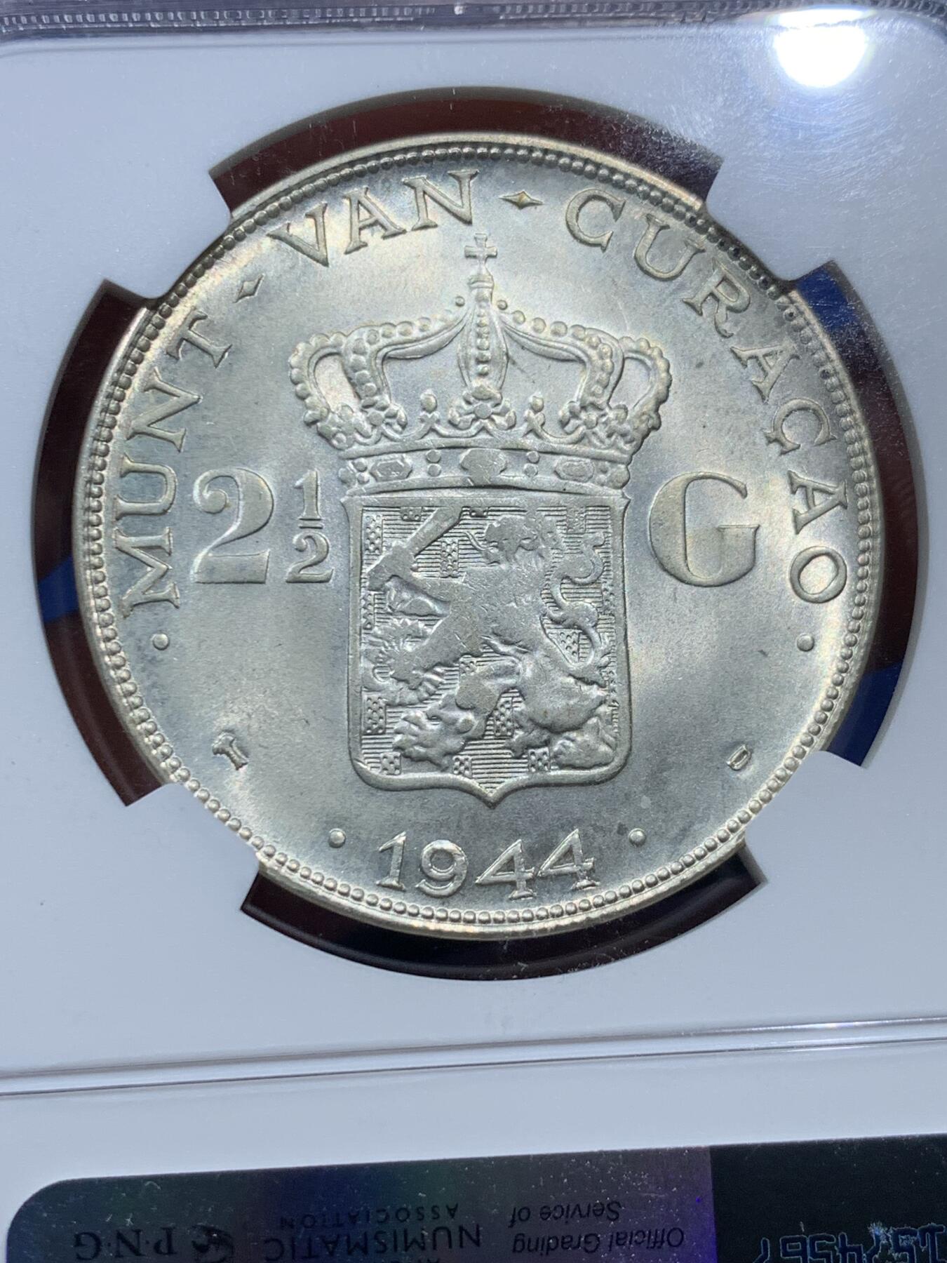 《竞宝斋》第361场 周日，周一  2场连拍 （全场包邮） NGC MS65 荷属库拉索1944年威廉明娜2.5盾大银币，这个品种少见高分，状态一流。