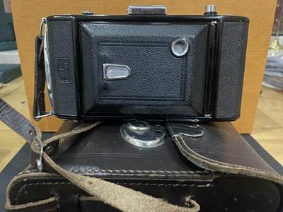 海外回流精品拍卖 - 法国回流老蔡司火车头皮囊相机 尺寸：16cmX8.7cm。带皮盒和胶卷。