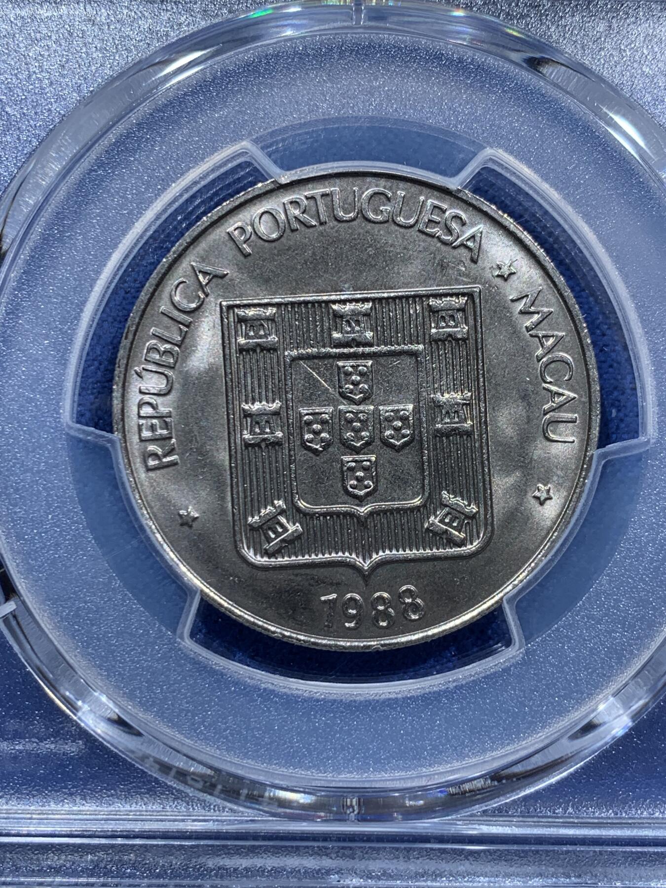 《竞宝斋》第361场 周日，周一  2场连拍 （全场包邮） PCGS MS65 澳门1988年龙五元 吉祥文化 热门品种 88年少见年份 高分更是少 这枚两面转光 品相非常好 适合自藏