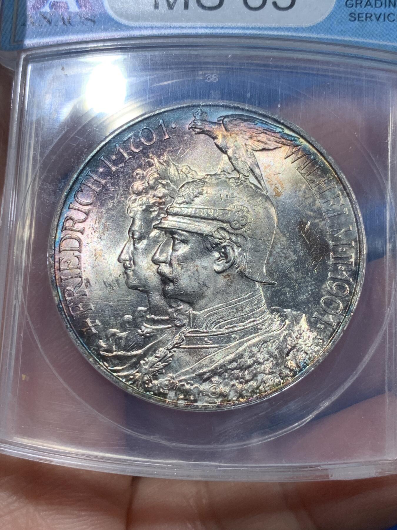 《竞宝斋》第361场 周日，周一  2场连拍 （全场包邮） ANACS MS63 德国普鲁士1901年建国200周年5马克大银币，双面环紫五彩，带十字炫光，老蓝盒完全不输63-64分P盒N盒状态！