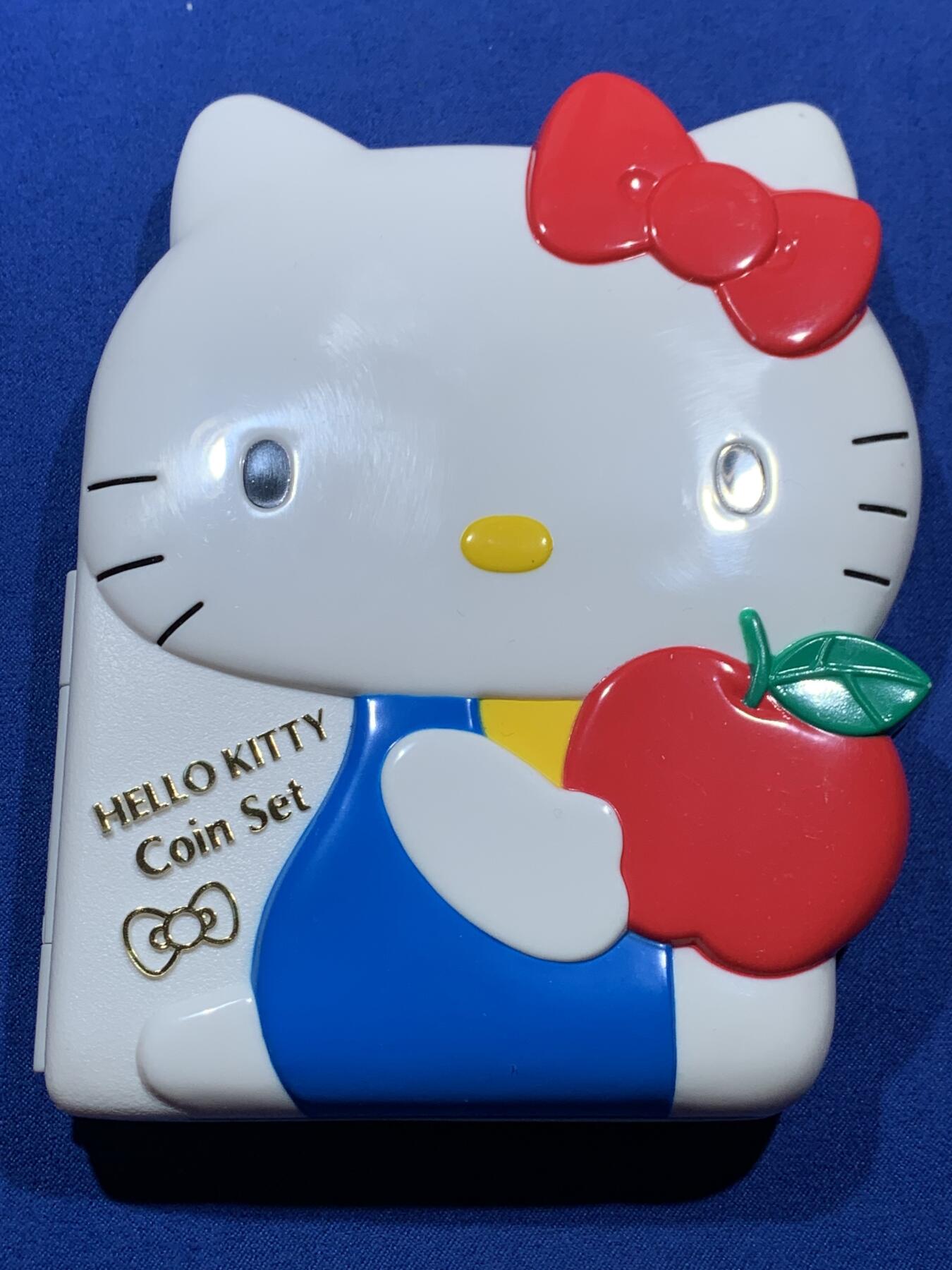 《竞宝斋》第361场 周日，周一  2场连拍 （全场包邮） 日本2004年HELLO KITTY诞生30周年纪念套币 外型是可爱的凯蒂猫