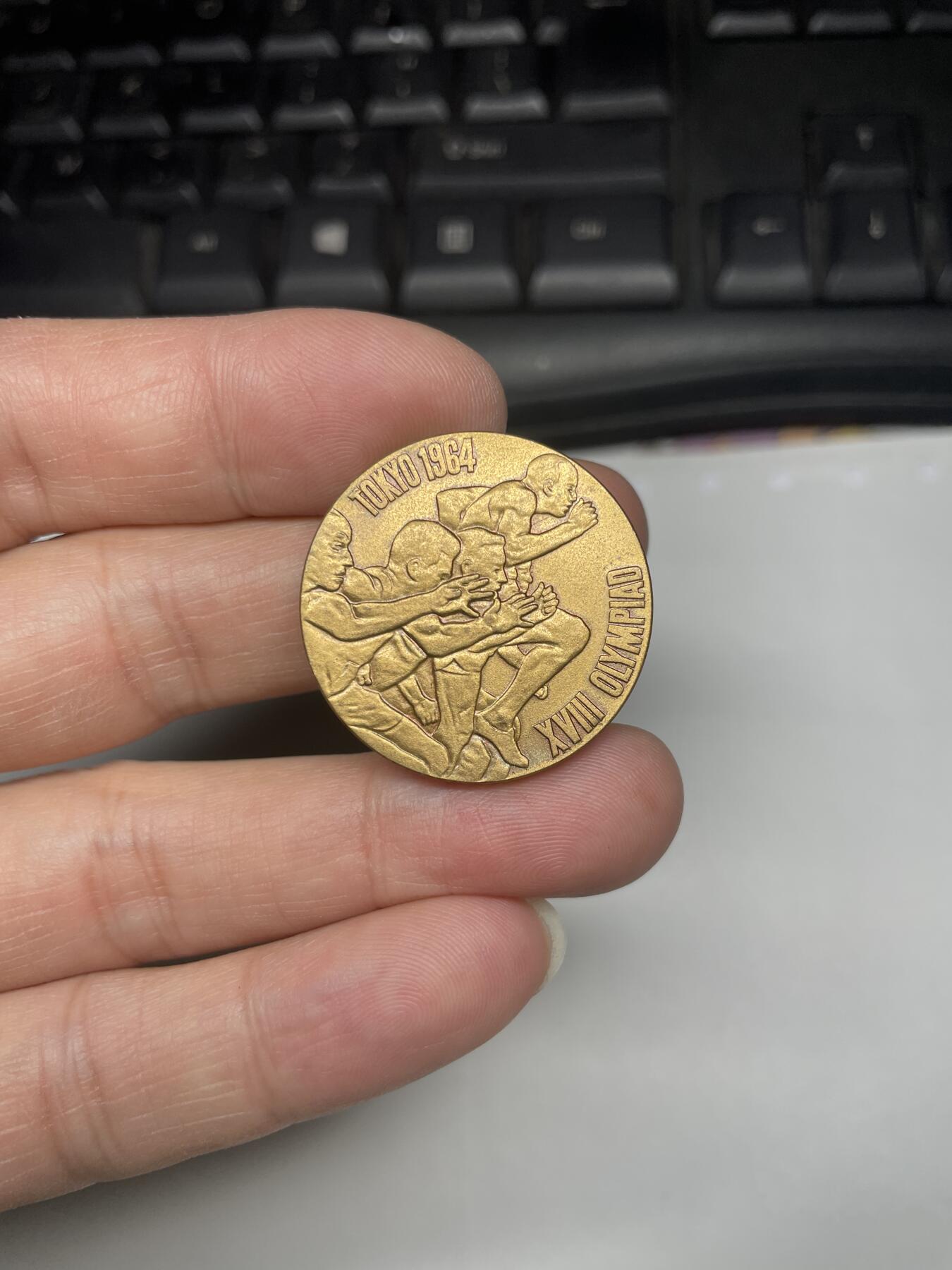 2025年集古藏今外币拍卖第三期-第8场—（总第218拍），可以寄存60天，满160元包邮。 1964年东京奥运会纪念章，尺寸30毫米