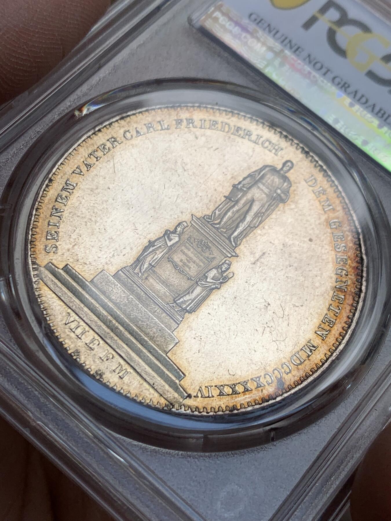 《竞宝斋》第361场 周日，周一  2场连拍 （全场包邮） PCGS UNC 德国 1844 巴登纪念碑 37克的 2泰勒大银币 由巴伐利亚历史系列的同款雕模师G·VOIGT创作 发行量仅4323枚