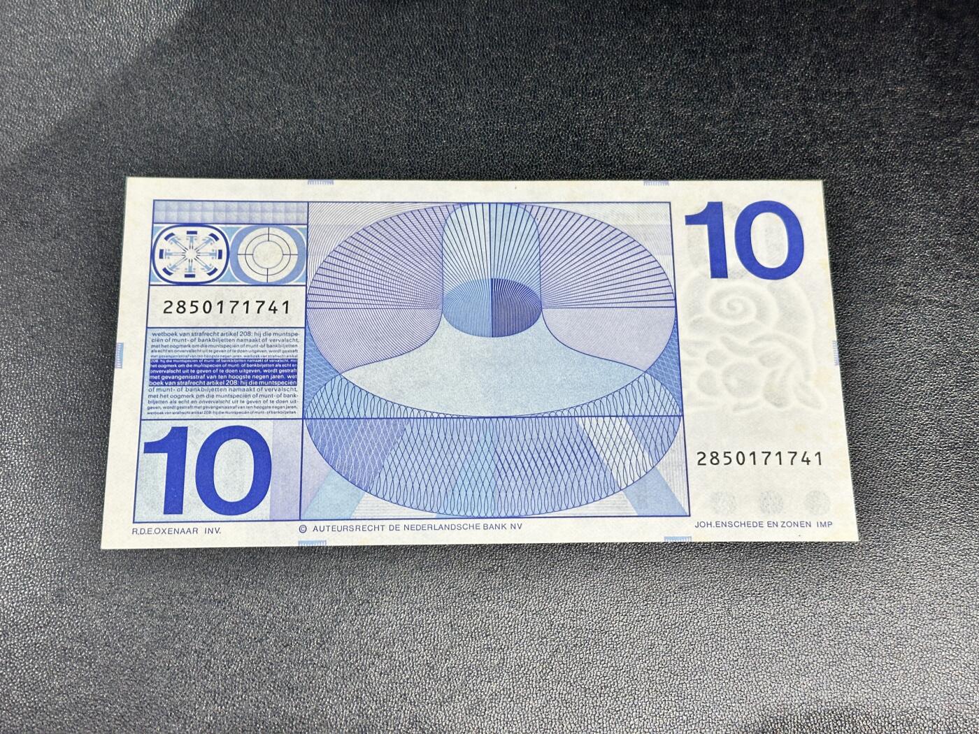 《外钞收藏家》第四百九十九期 1968年荷兰人像版10盾 AU品相 边上有黄