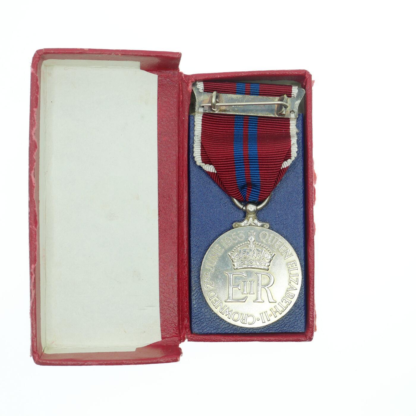 勋章奖章交易所2025年3月16拍卖 英国伊丽莎白二世加冕奖章，银质原盒