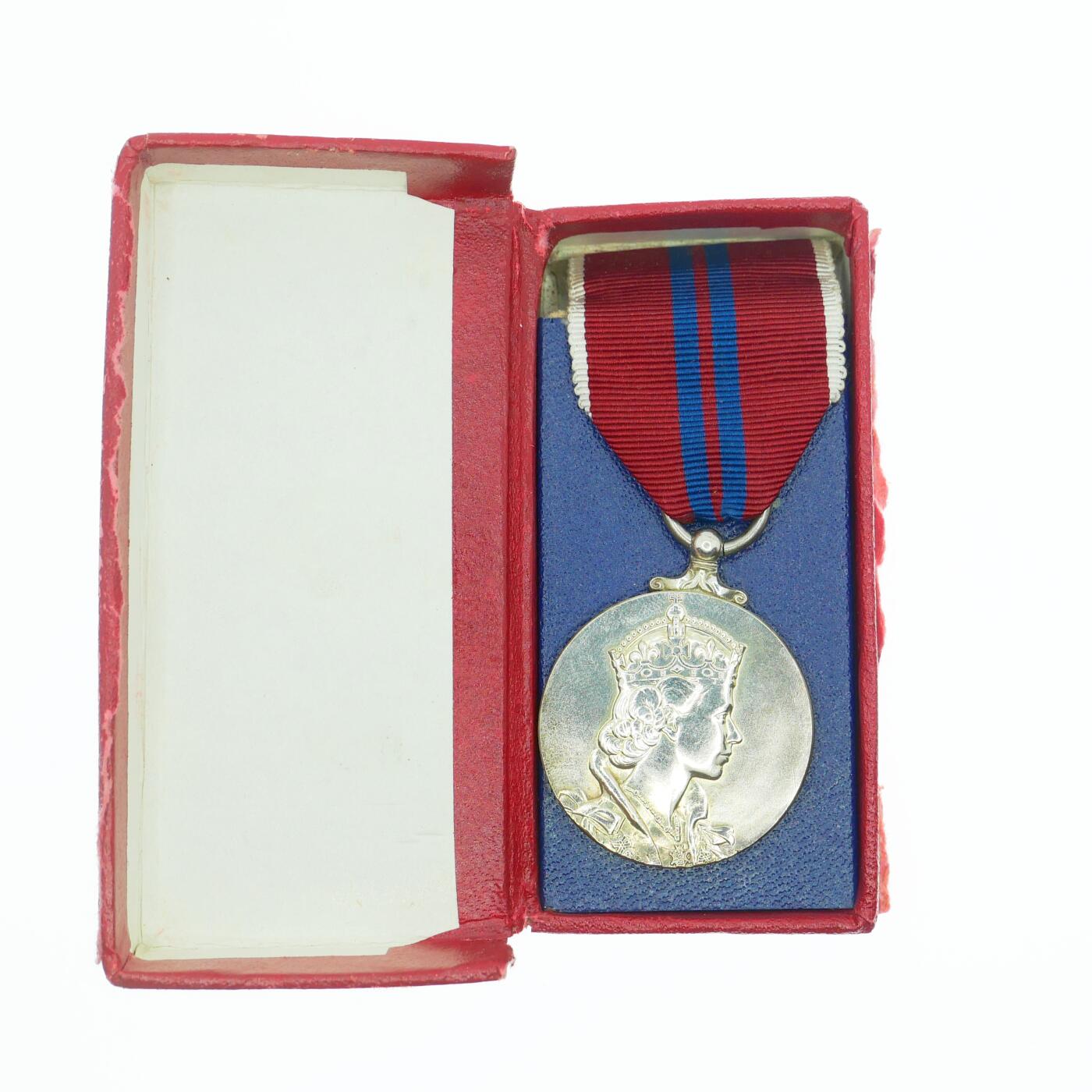 勋章奖章交易所2025年3月16拍卖 英国伊丽莎白二世加冕奖章，银质原盒