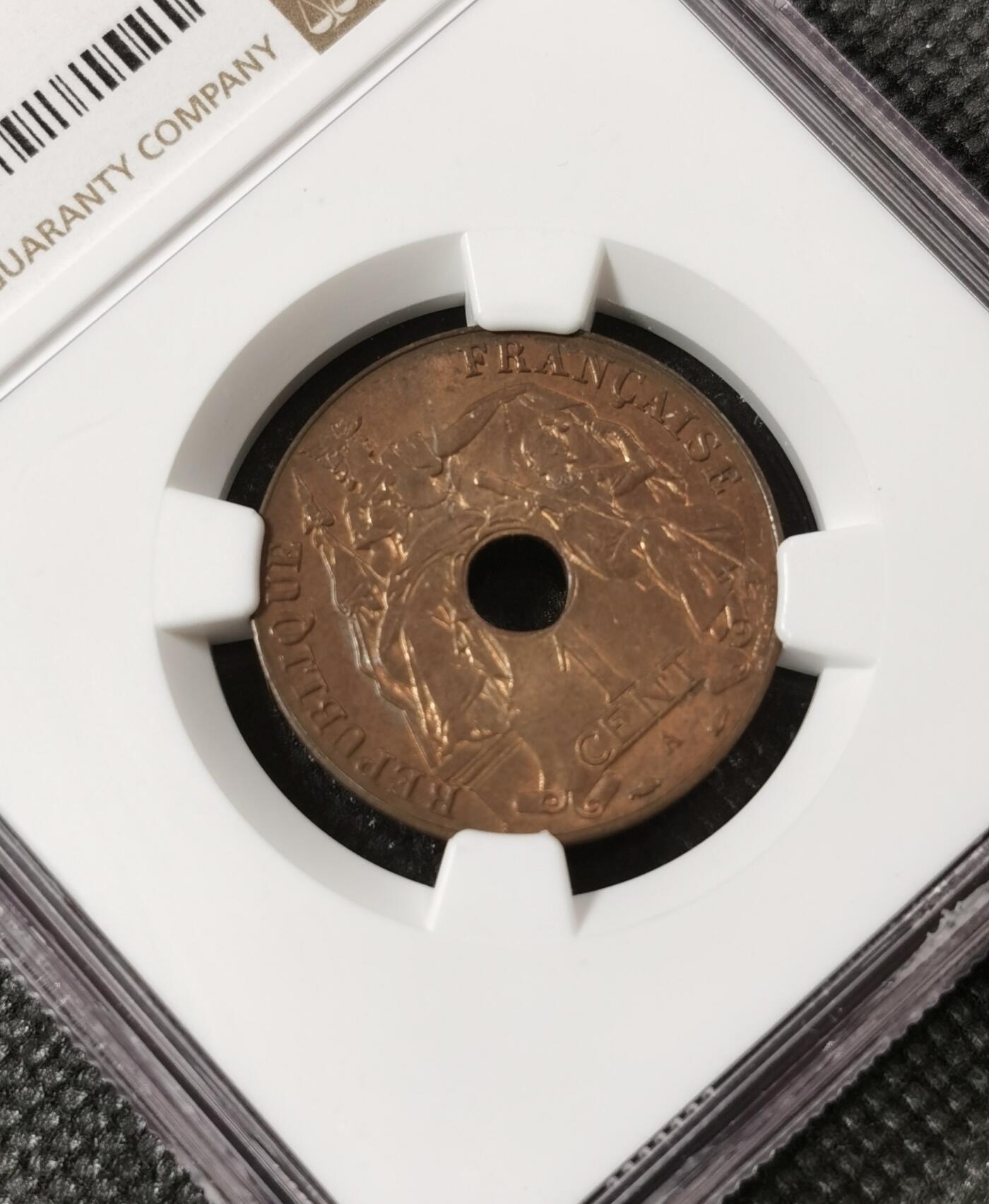 甄臻铺-世界钱币拍卖（第8期）新铺开张，欢迎捧场 NGC-MS64RB 1938年法属印度支那百分之一中孔铜币，铜光圆润，高分难觅