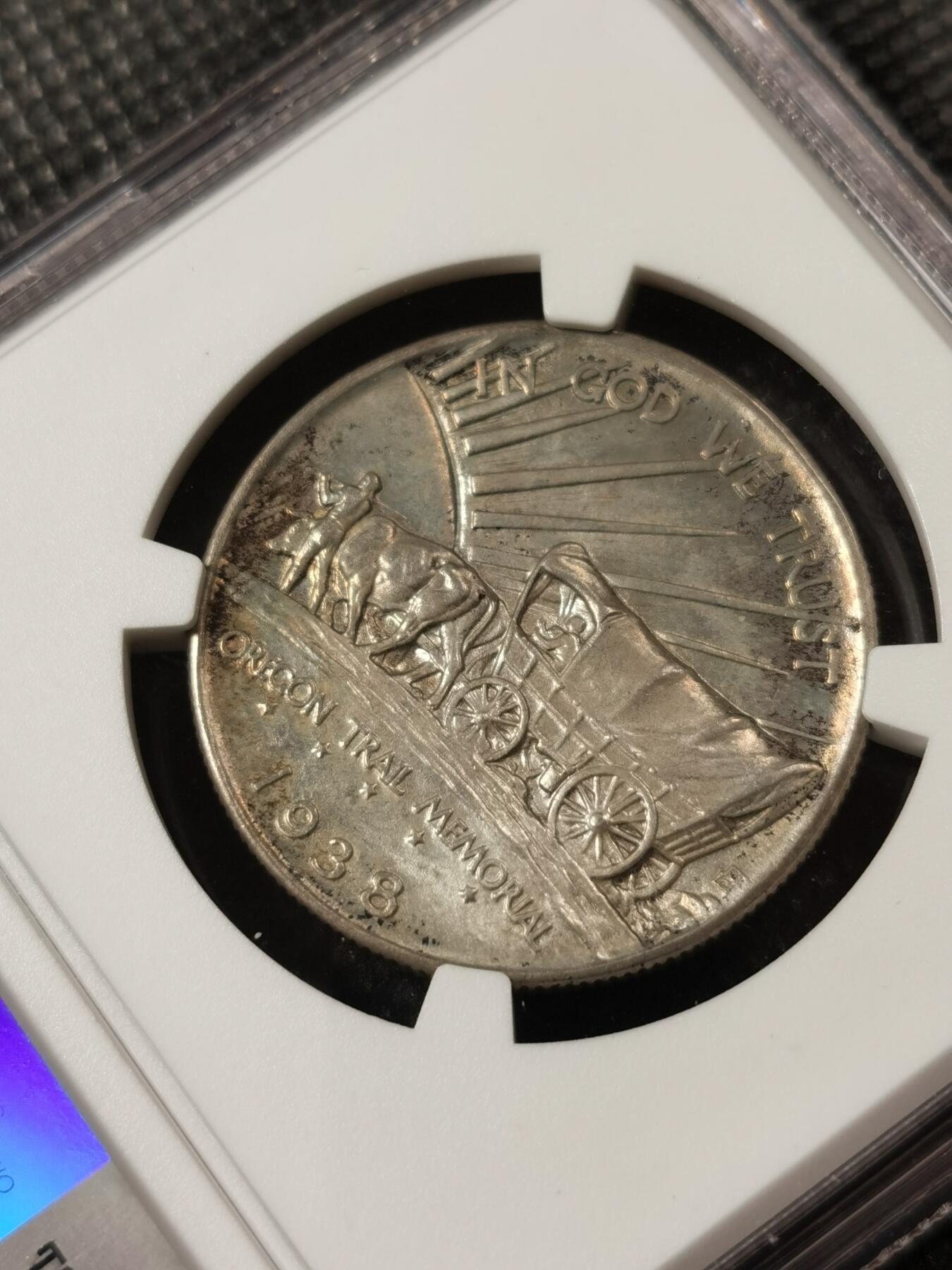 甄臻铺-世界钱币拍卖（第8期）新铺开张，欢迎捧场 NGC-MS66 美国1938年俄勒冈小道50美分银币 经典印第安人加大篷车的设计，半美元系列中最出名的一枚，高分加上淡黄色包浆，名誉品一步到位值得收藏