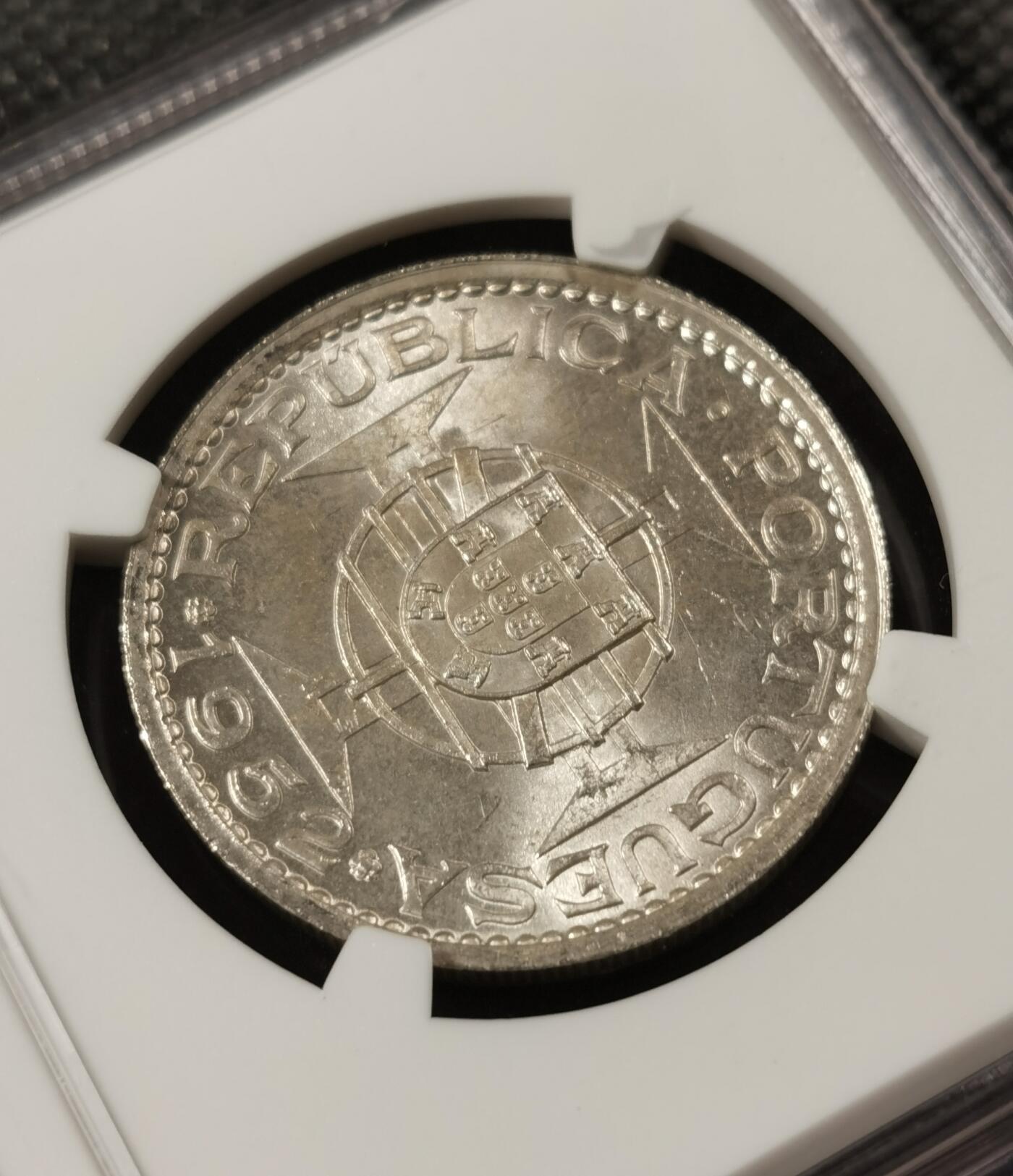 甄臻铺-世界钱币拍卖（第8期）新铺开张，欢迎捧场 NGC-MS64 1952年澳门首发伍圆，卷拆