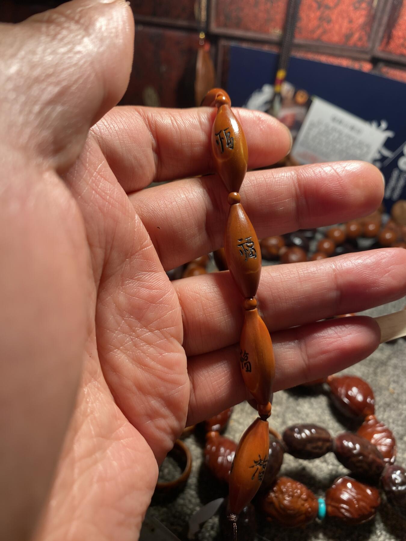 福利苏工核雕纯手工雕刻柳叶百福，双面福立体感十足尺寸0。9x2.55左右稀缺串喜欢的来价格不贵