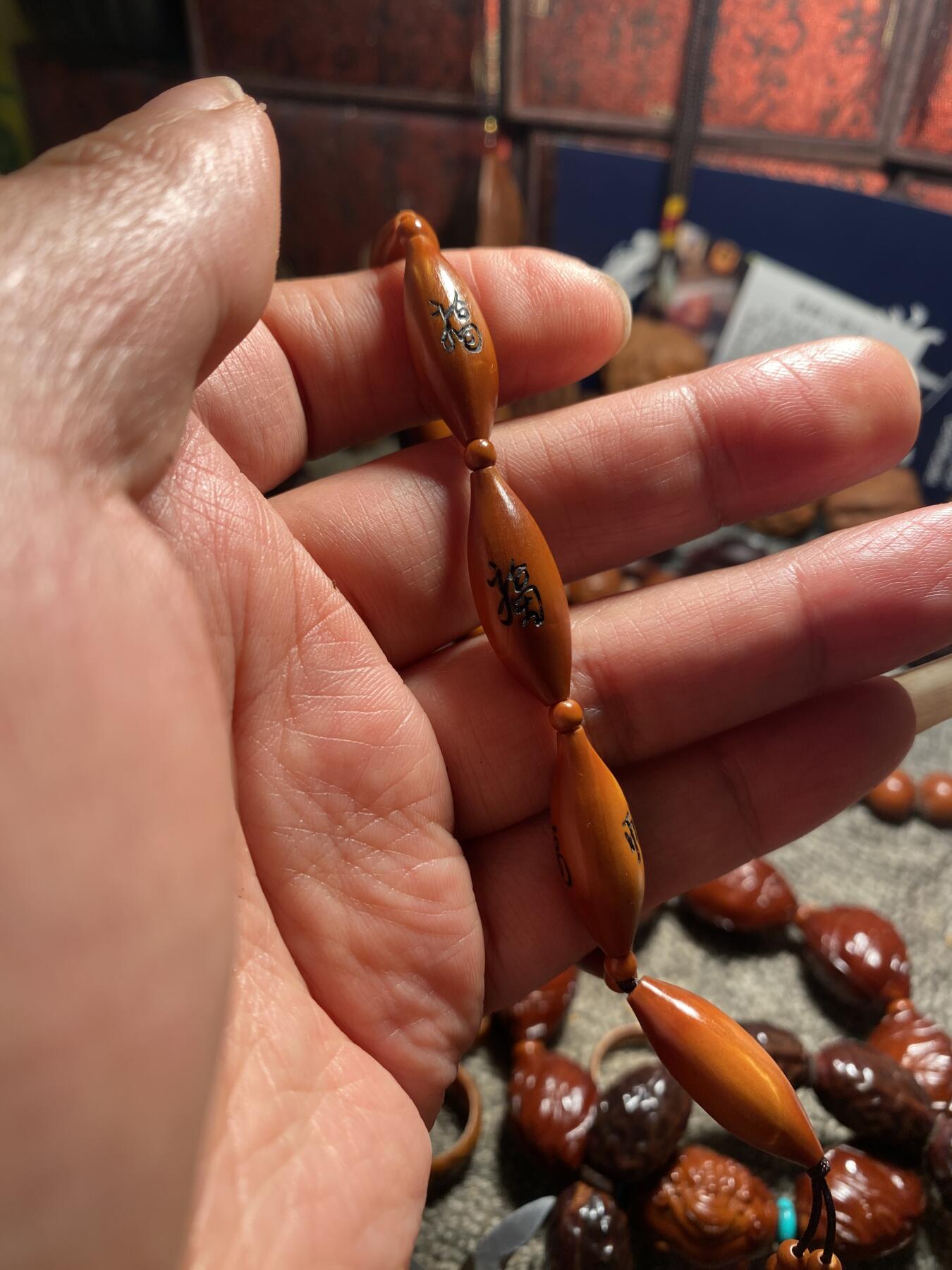 福利苏工核雕纯手工雕刻柳叶百福，双面福立体感十足尺寸0。9x2.55左右稀缺串喜欢的来价格不贵