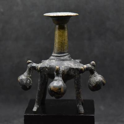 【良泉】【直播场】第二十七期，3月27日晚19.30点开拍！188组，西方古代钱币、印章专场（本场结束后，本月寄存物品需要邮寄清空，有寄存的朋友请注意） - 【厚重】19世纪【西域】铜制化妆瓶，带四个铃铛