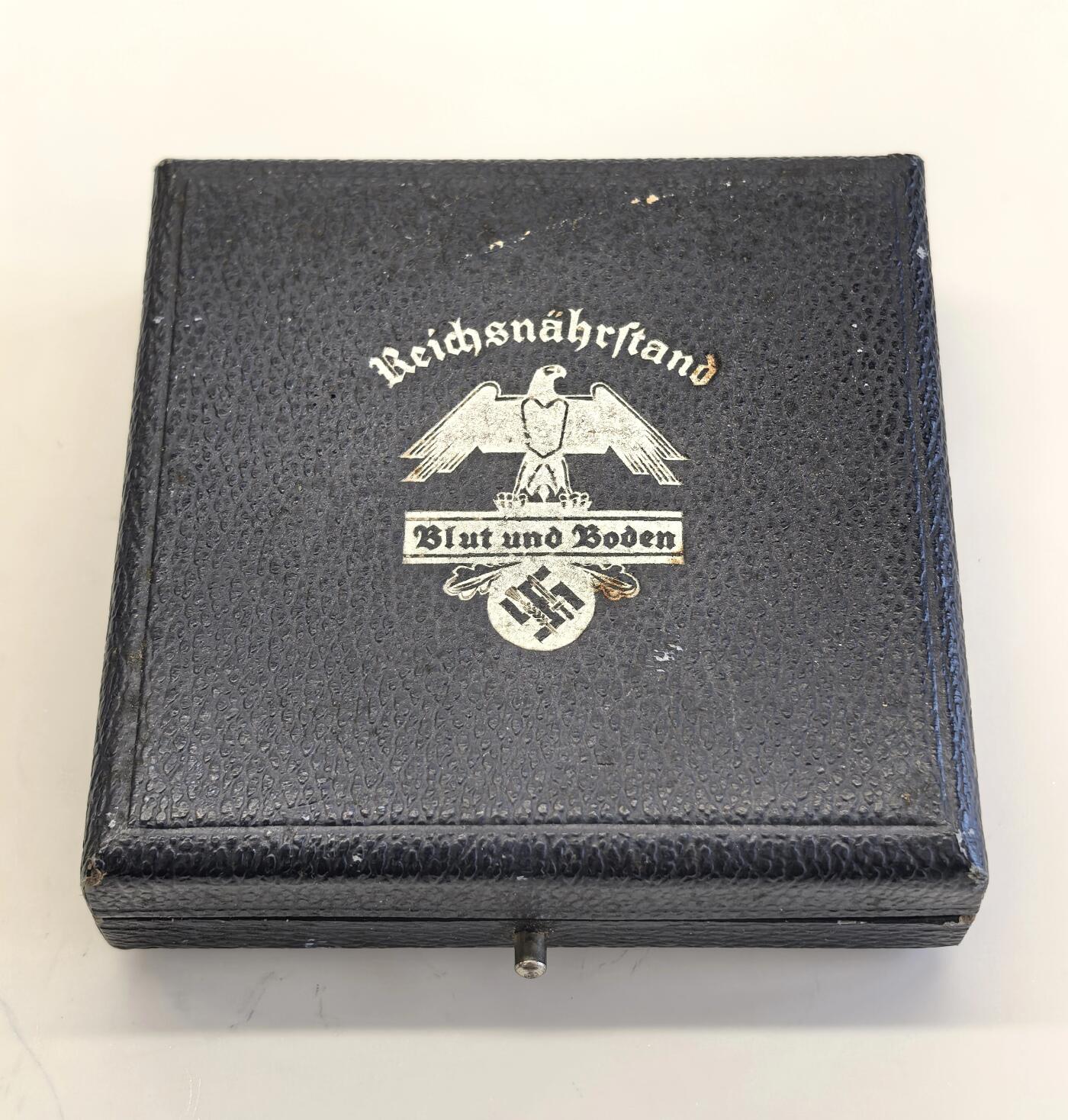 博洋堂世界钱币拍卖第114期（全场包邮） 1938年德国民族社会主义工人党“血与土地”杰出成就锡制奖章，带少见第三帝国原盒装，完全封存至今的原味状态．章50mm