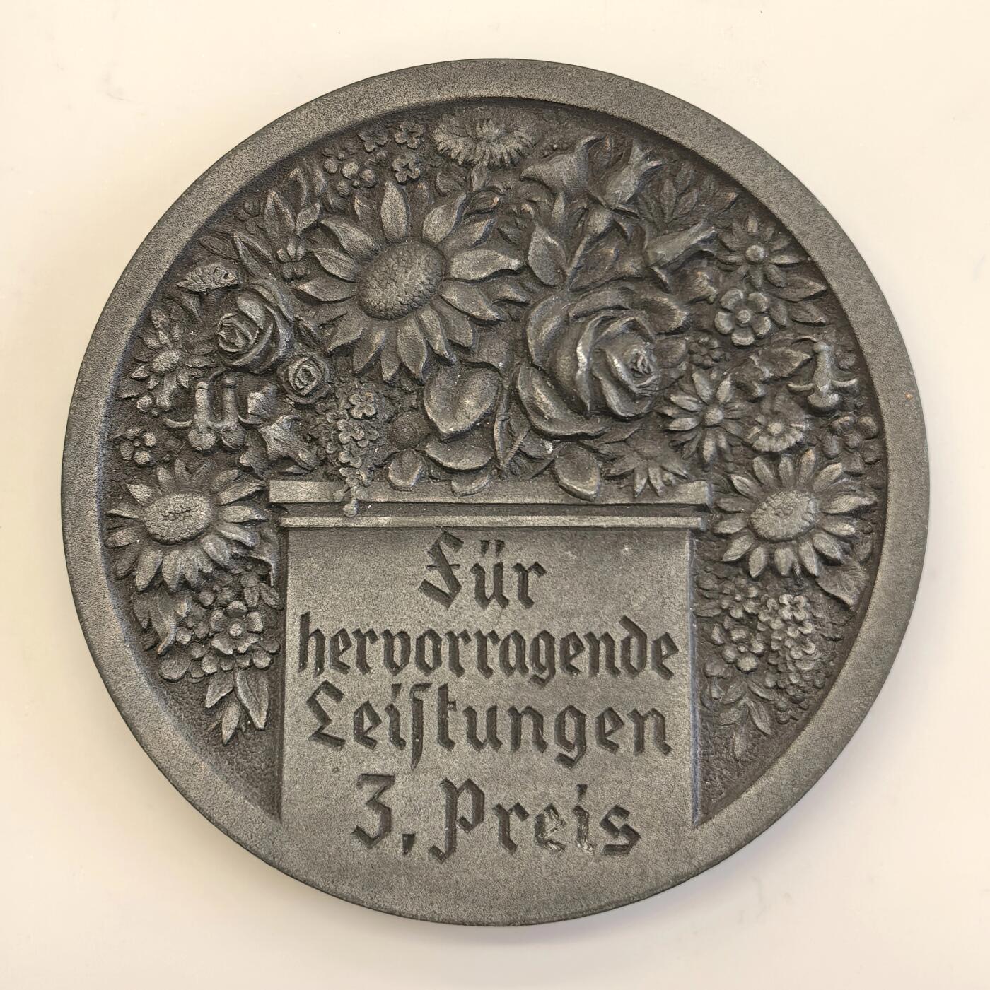 博洋堂世界钱币拍卖第114期（全场包邮） 1938年德国民族社会主义工人党“血与土地”杰出成就锡制奖章，带少见第三帝国原盒装，完全封存至今的原味状态．章50mm