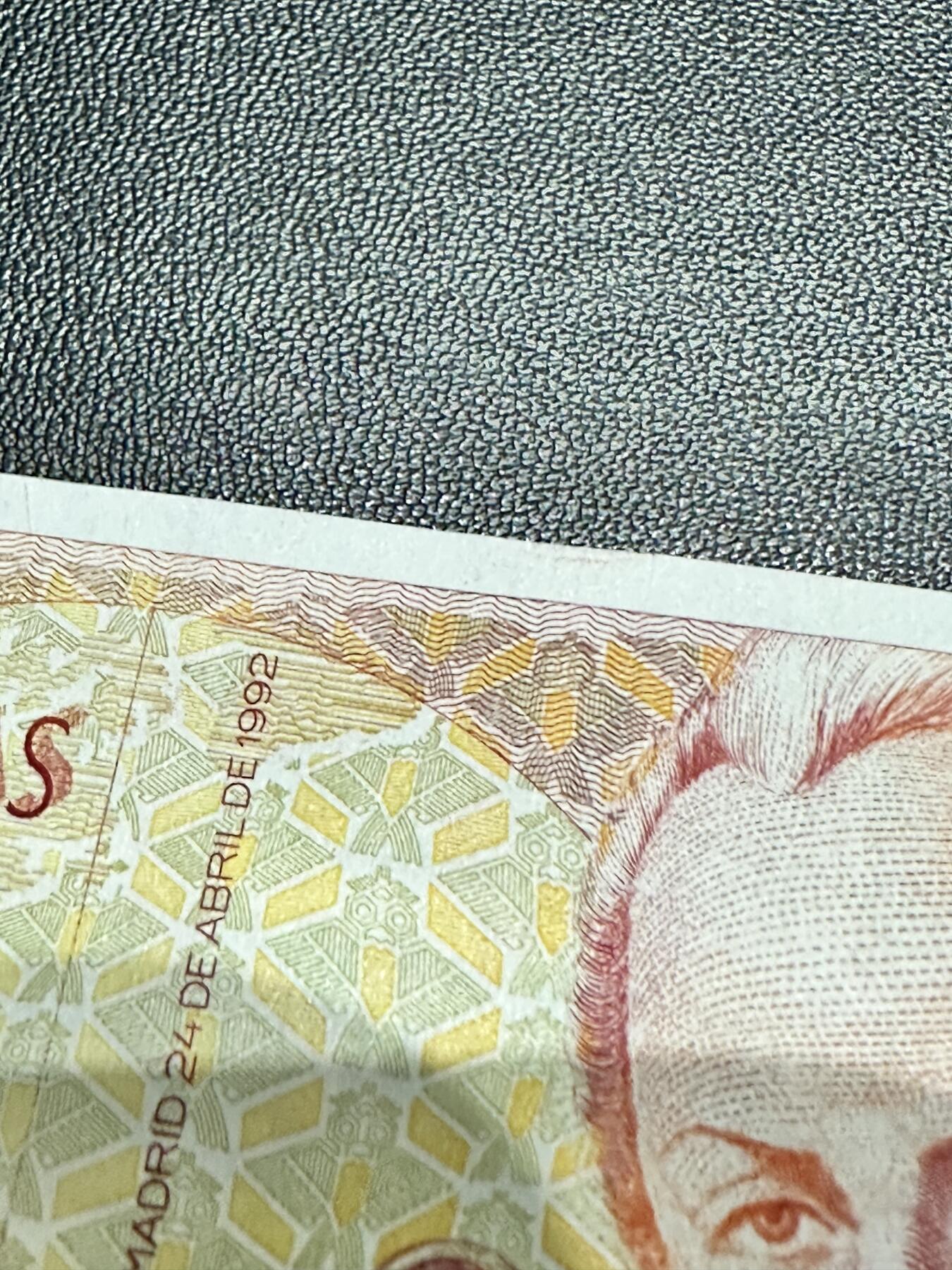 《外钞收藏家》第五百零一期-新纪元（法国、西班牙、葡萄牙、奥地利及北欧等国裸币场） 1992年西班牙1000和2000比塞塔 三张一起 全新 一张2000的边上轻微瑕疵