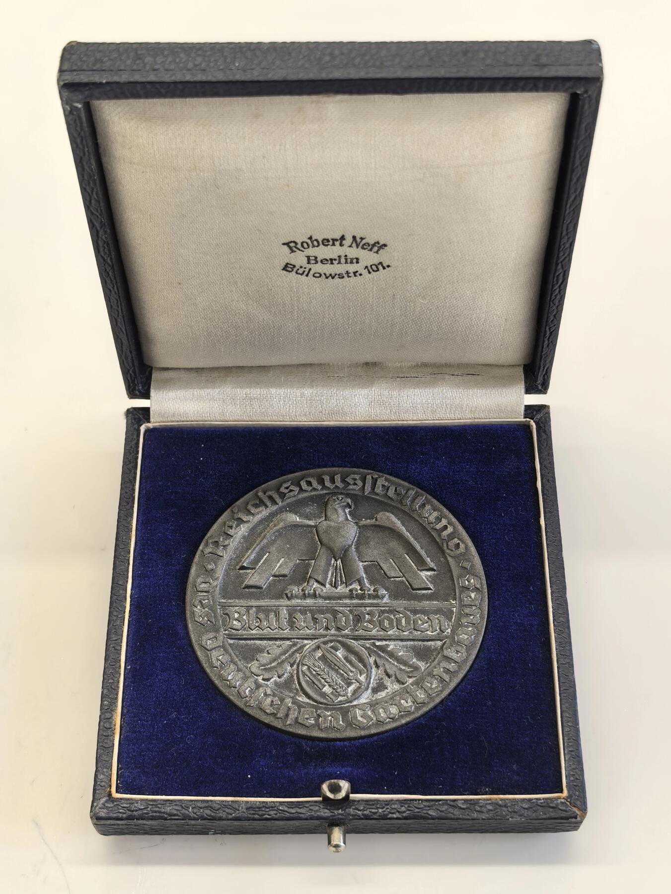 博洋堂世界钱币拍卖第114期（全场包邮） 1938年德国民族社会主义工人党“血与土地”杰出成就锡制奖章，带少见第三帝国原盒装，完全封存至今的原味状态．章50mm