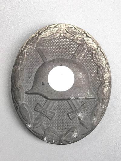 小驴勋章奖章收藏3月15号周六晚18点拍卖（有偿代拍藏品送拍规则在简介最后，参拍须阅读规则后再参拍，关系到运费、发货时效、真假辨别等关键信息） - 德国WWII银级战伤奖章，背打26厂（B.H.Mayer）标，锌质镀银，库存品完全无使用痕迹，镀银氧化露出锌底色