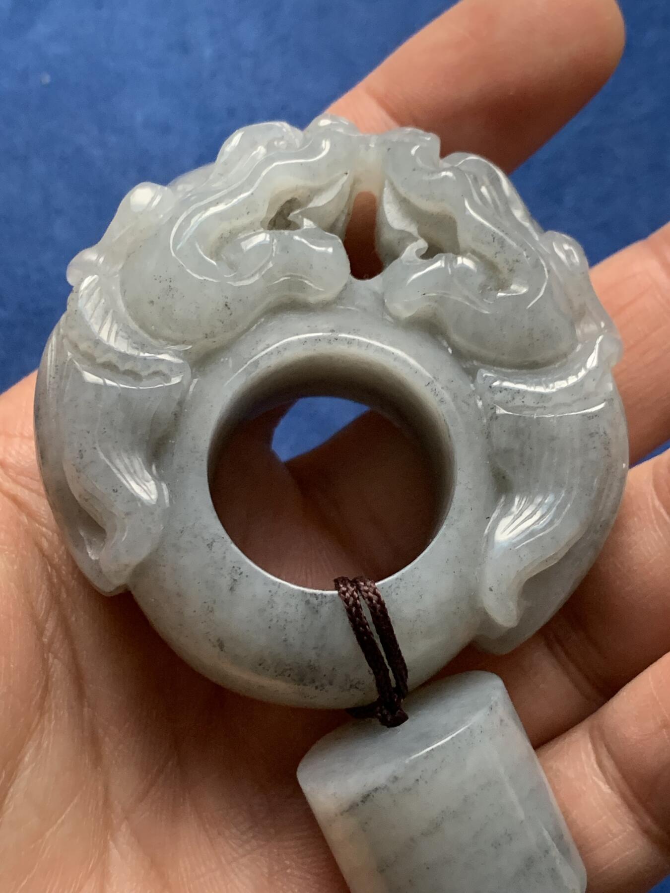 《竞宝斋》第362场 周日，周一，周二  3场连拍 （全场包邮） 扳指手把件，质地结构均匀、温润，线条流畅，局部微含棉裂 总重119克 宽56.2mm  高57mm 厚度20.7mm