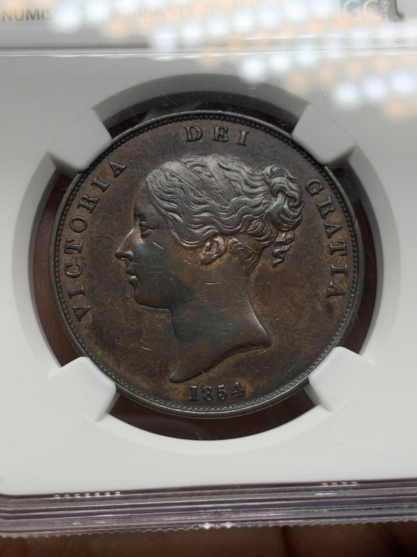 《竞宝斋》第362场 周日，周一，周二  3场连拍 （全场包邮） NGC XFD 英国1854年小维头像1便士 早期铜便士用料十足 整体巧克力包浆 性价比十足