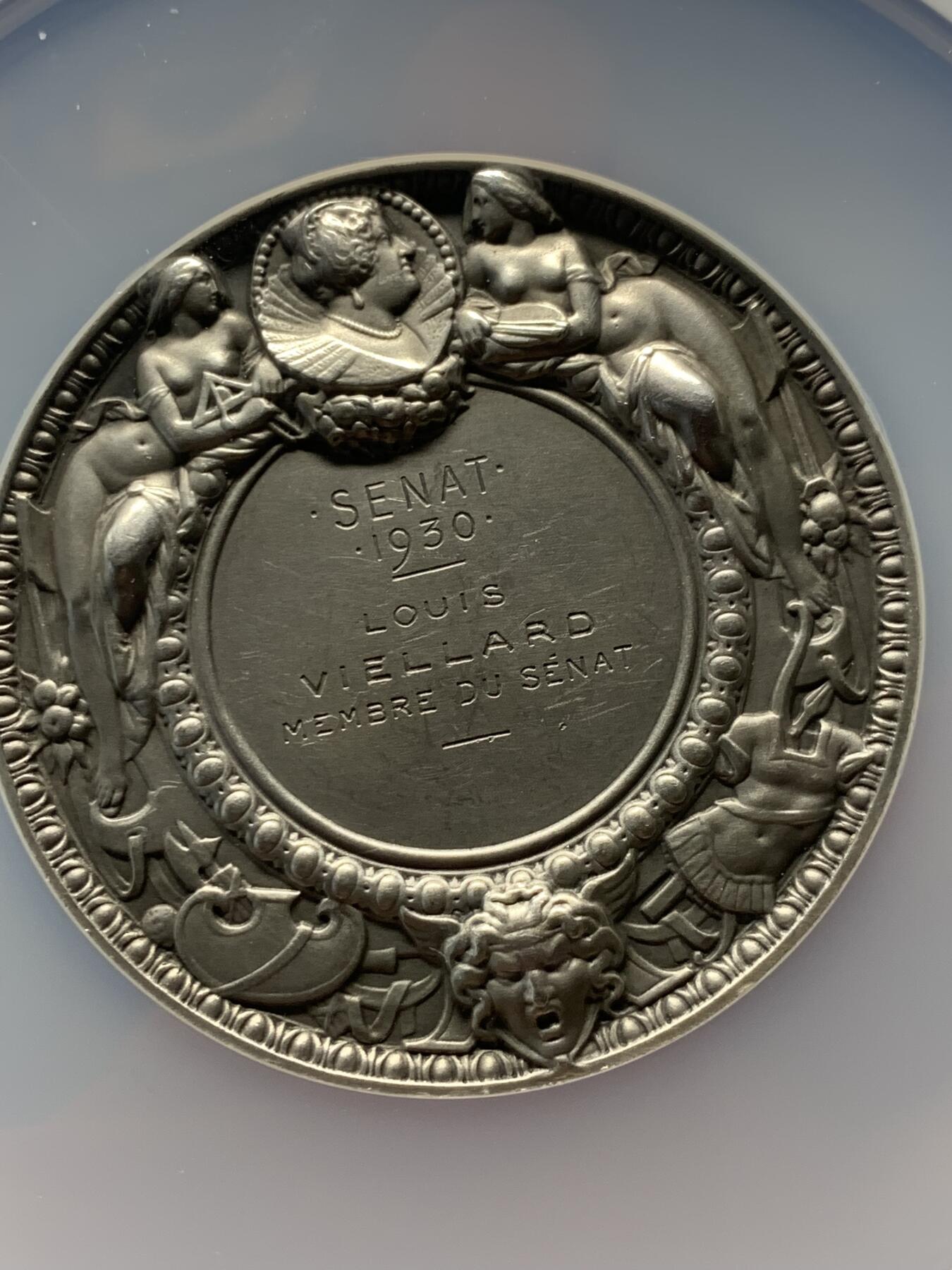 《竞宝斋》第364场 周日，周一，周二  3场连拍 （全场包邮） NGC MS62 法国1930参议院大银章，高分，加大、加厚盒。正反面超高浮雕，极其稀有。金美绝伦，名家设计雕刻，不可多得收藏佳品。正面：Marianne的半身像，上有Frygian的帽子和laurea，前胸装甲着法国公鸡。Oves的弗里兹。签名：CH。皮莱特/1930。背面：12点方向是玛丽.美第奇半身像，18点方向是GORGON。边是两个穿着古董风格和各种古董军事符号的女人、铠甲、武器。直径：