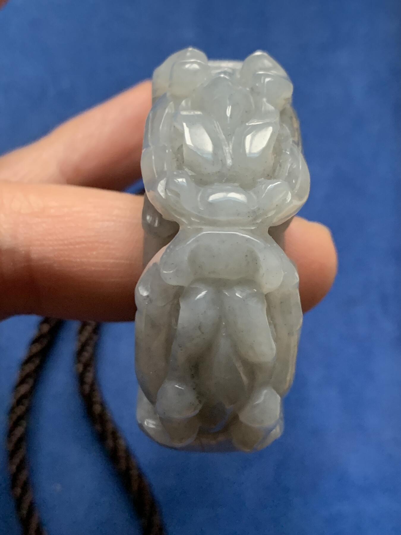 《竞宝斋》第362场 周日，周一，周二  3场连拍 （全场包邮） 扳指手把件，质地结构均匀、温润，线条流畅，局部微含棉裂 总重119克 宽56.2mm  高57mm 厚度20.7mm