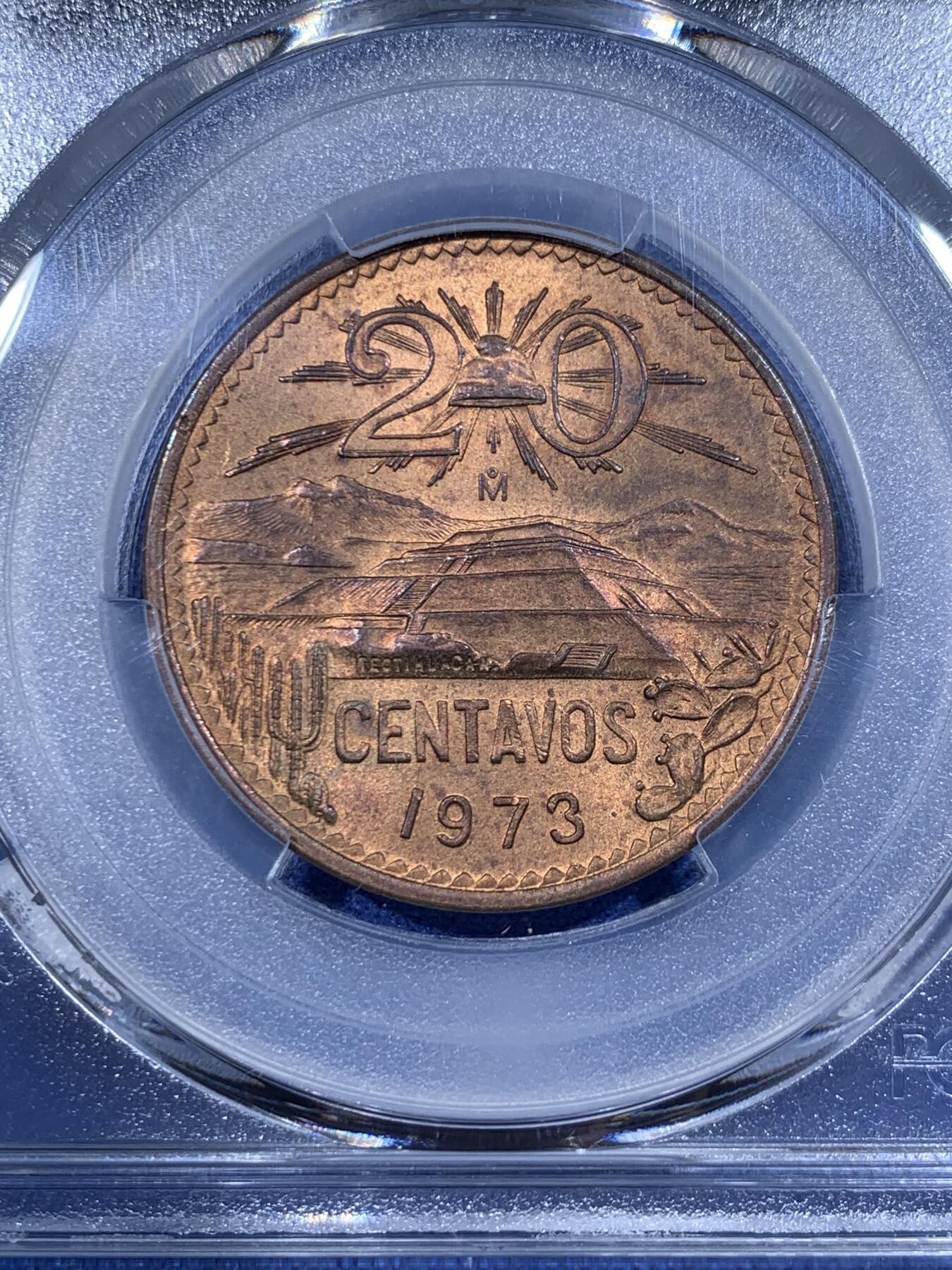 《竞宝斋》第362场 周日，周一，周二  3场连拍 （全场包邮） PCGS MS65RB 高分！ 1973墨西哥20分铜币 铜光充沛 细节很清晰 划痕少 图案融合了人文景观和自然风光 非常有南美风情 65分对铜币来说很不容易了 可藏