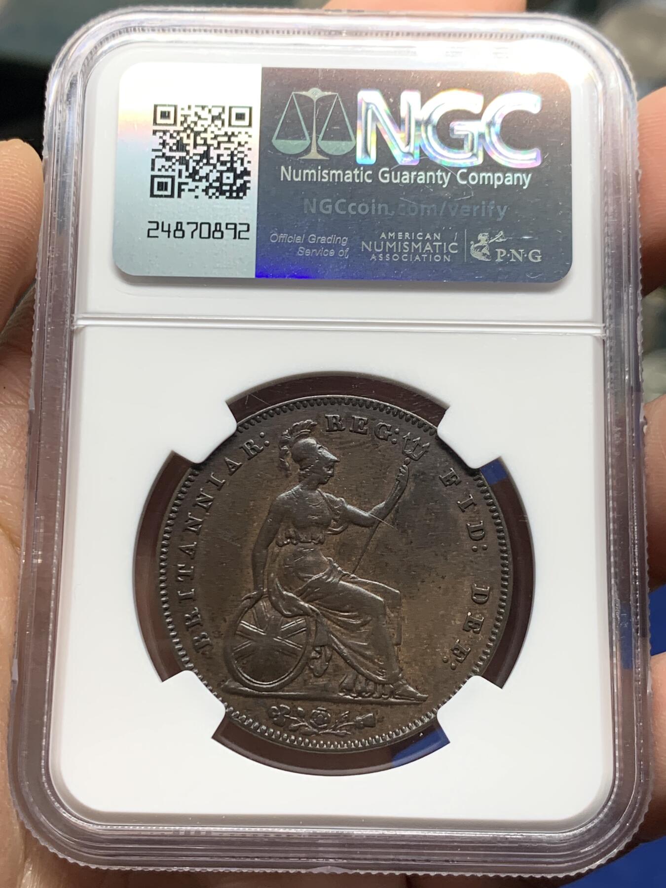 《竞宝斋》第362场 周日，周一，周二  3场连拍 （全场包邮） NGC XFD 英国1854年小维头像1便士 早期铜便士用料十足 整体巧克力包浆 性价比十足