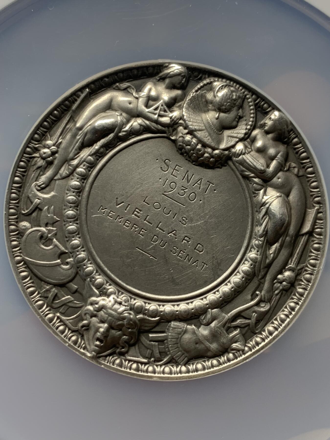 《竞宝斋》第364场 周日，周一，周二  3场连拍 （全场包邮） NGC MS62 法国1930参议院大银章，高分，加大、加厚盒。正反面超高浮雕，极其稀有。金美绝伦，名家设计雕刻，不可多得收藏佳品。正面：Marianne的半身像，上有Frygian的帽子和laurea，前胸装甲着法国公鸡。Oves的弗里兹。签名：CH。皮莱特/1930。背面：12点方向是玛丽.美第奇半身像，18点方向是GORGON。边是两个穿着古董风格和各种古董军事符号的女人、铠甲、武器。直径：