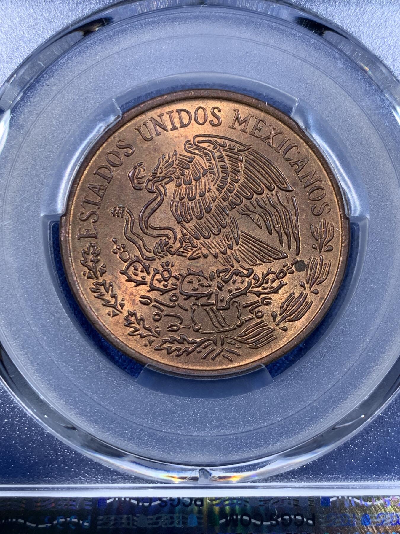 《竞宝斋》第362场 周日，周一，周二  3场连拍 （全场包邮） PCGS MS65RB 高分！ 1973墨西哥20分铜币 铜光充沛 细节很清晰 划痕少 图案融合了人文景观和自然风光 非常有南美风情 65分对铜币来说很不容易了 可藏