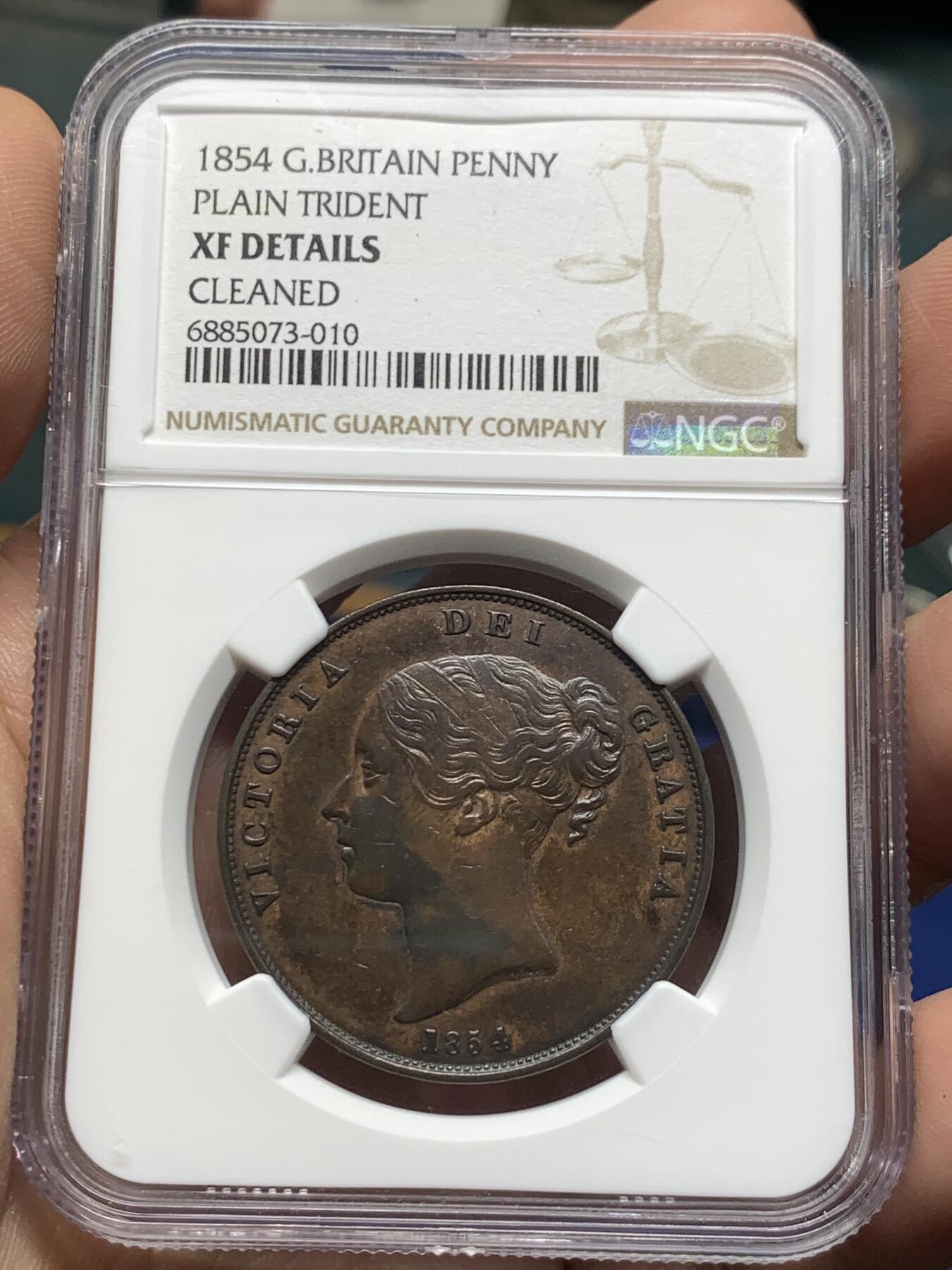 《竞宝斋》第362场 周日，周一，周二  3场连拍 （全场包邮） NGC XFD 英国1854年小维头像1便士 早期铜便士用料十足 整体巧克力包浆 性价比十足