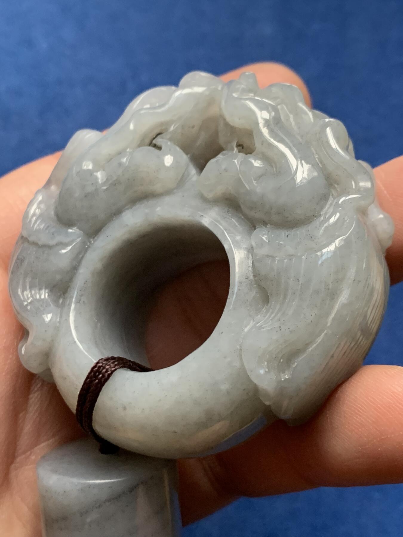 《竞宝斋》第362场 周日，周一，周二  3场连拍 （全场包邮） 扳指手把件，质地结构均匀、温润，线条流畅，局部微含棉裂 总重119克 宽56.2mm  高57mm 厚度20.7mm