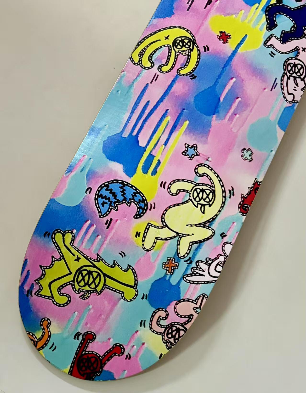 零元拍：WAIWAI 设计定制艺术滑板，每款都是孤品。材质进口加拿大枫，环保胶水，热转印制作专业级滑板，尺寸约 20×80CM，因展出可能会有轻微磕碰，介意勿拍