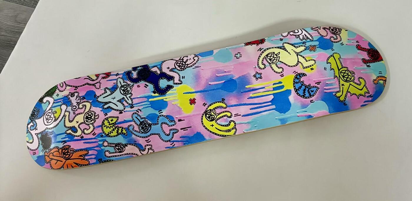 零元拍：WAIWAI 设计定制艺术滑板，每款都是孤品。材质进口加拿大枫，环保胶水，热转印制作专业级滑板，尺寸约 20×80CM，因展出可能会有轻微磕碰，介意勿拍