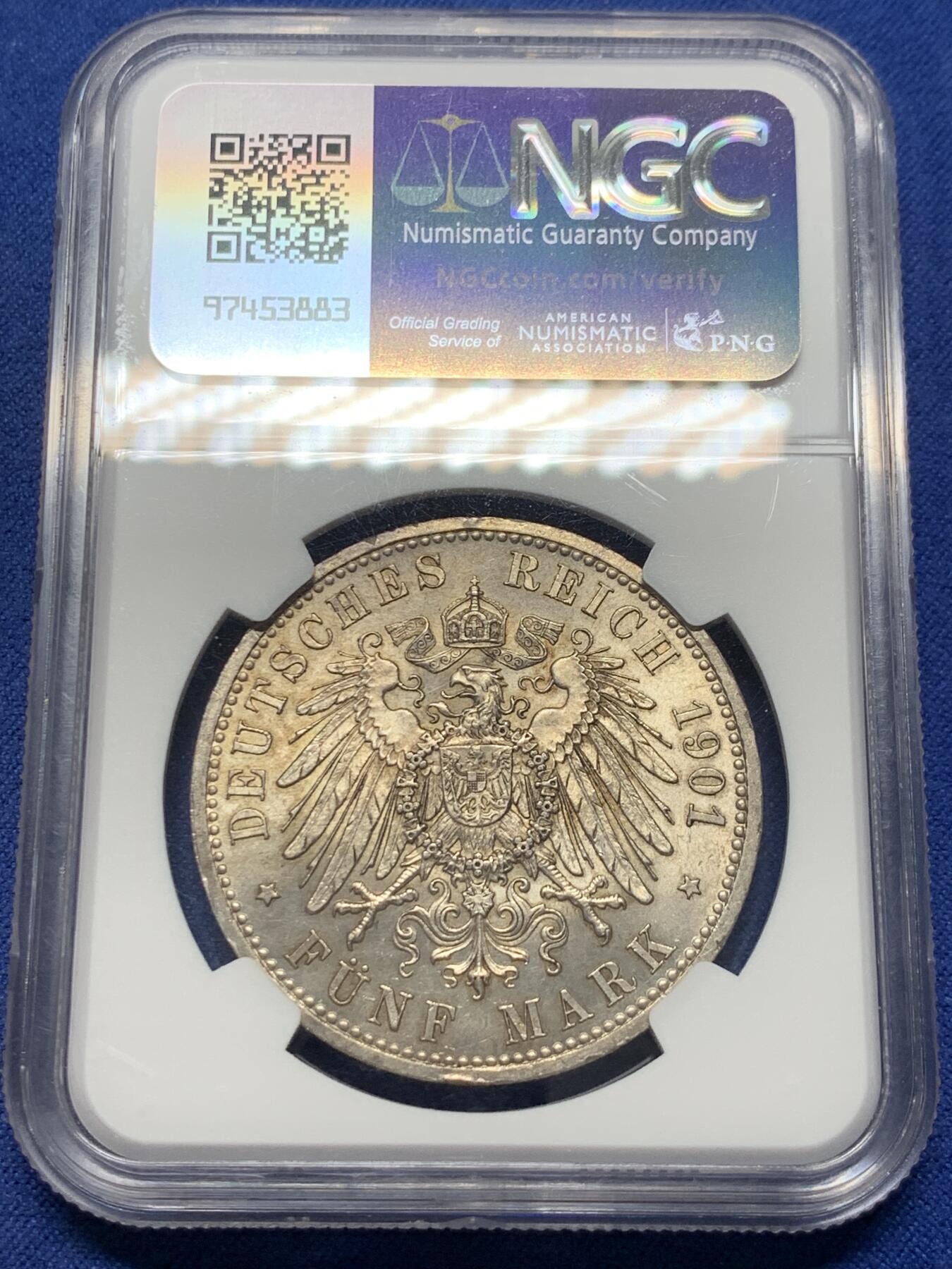 《竞宝斋》第363场 周日，周一，周二  3场连拍 （全场包邮） NGC MS63 德国1901年普鲁士建国200周年5马克银币，币面细节上佳，双面转光优秀，包浆漂亮。