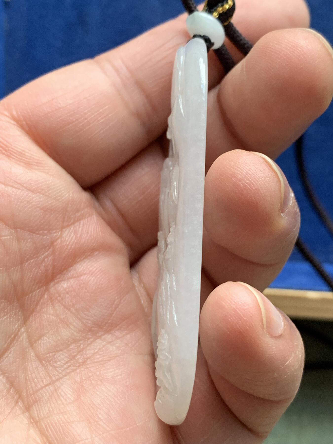 《竞宝斋》第363场 周日，周一，周二  3场连拍 （全场包邮） 山水吊坠，细糯，线条流畅，底子干净，微含棉裂 总重28克 33.9x67.5mm