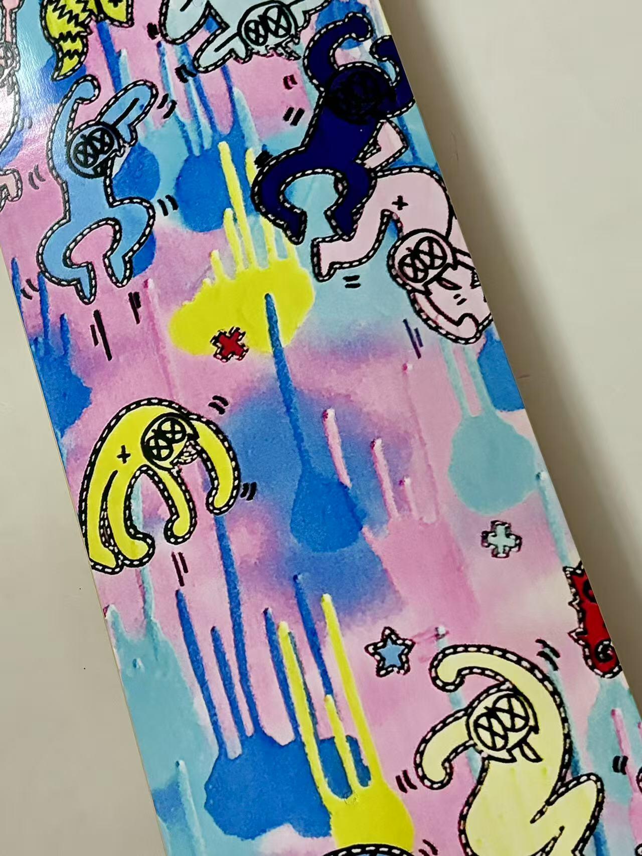 零元拍：WAIWAI 设计定制艺术滑板，每款都是孤品。材质进口加拿大枫，环保胶水，热转印制作专业级滑板，尺寸约 20×80CM，因展出可能会有轻微磕碰，介意勿拍