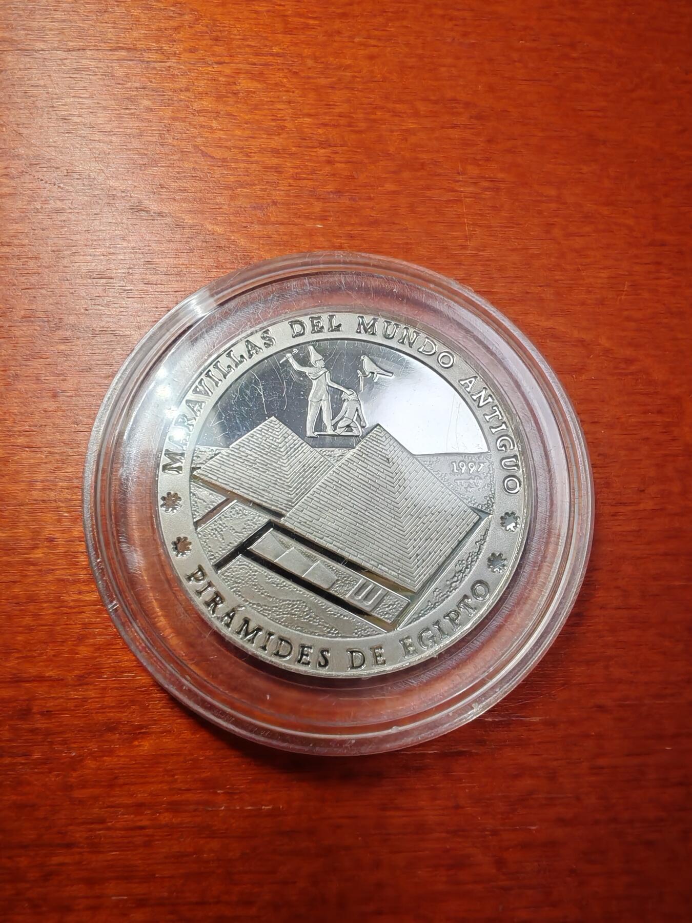 长老汇蛇年精选第七场拍卖 1997古巴世界奇迹系列之古埃及金字塔10比索精制银币，原水晶盒，少见!