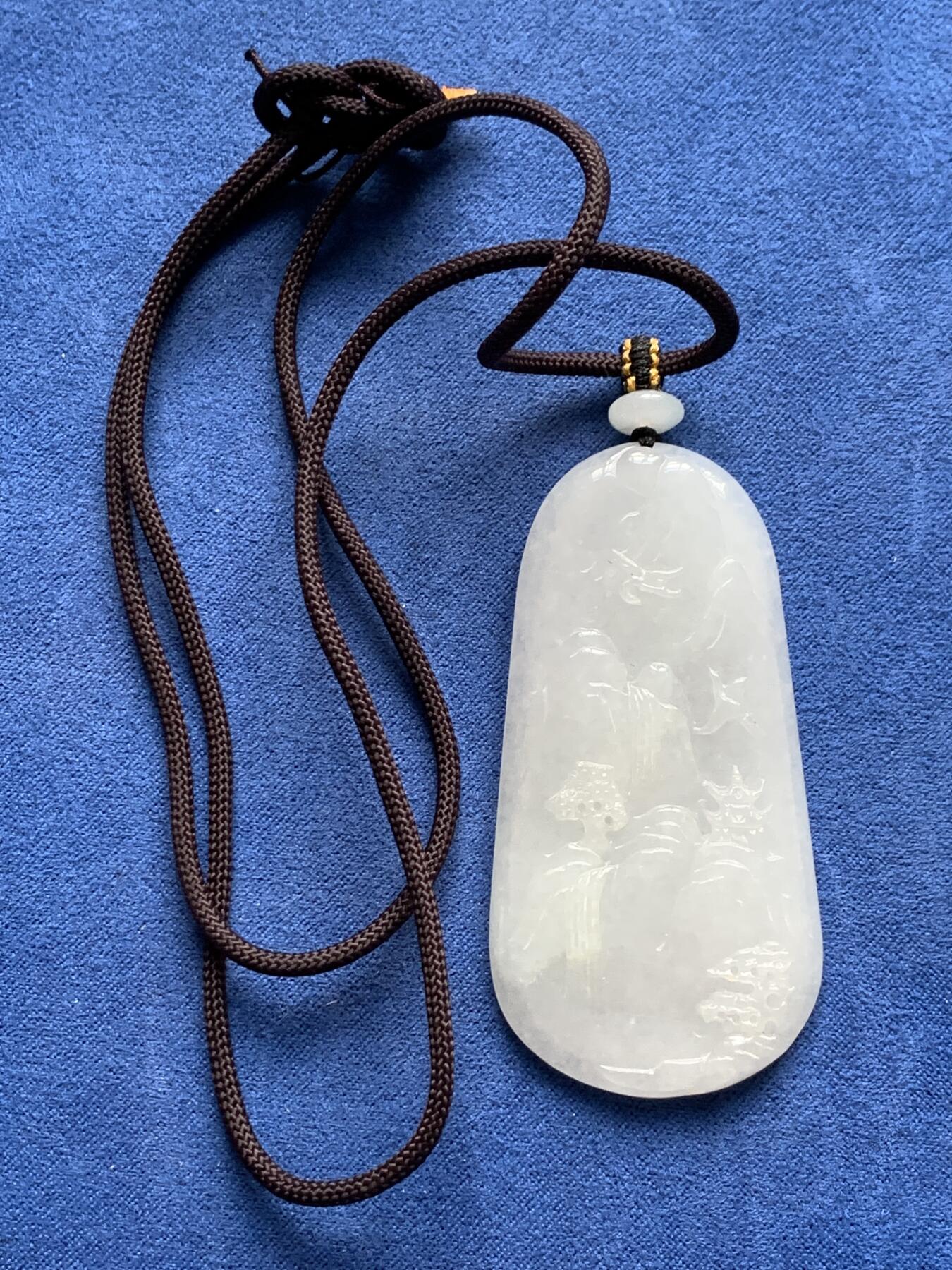 《竞宝斋》第363场 周日，周一，周二  3场连拍 （全场包邮） 山水吊坠，细糯，线条流畅，底子干净，微含棉裂 总重28克 33.9x67.5mm