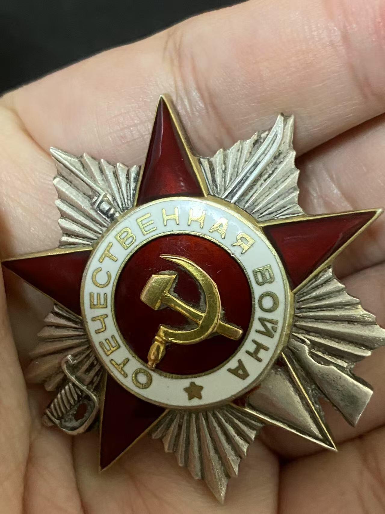 苏联勋章奖章3月28日晚上九点结束在麦稀奇 找不到的加我qq或者微信都是184277308备注苏章拍卖。最好加微信群每次都会通知还有提前可以一口价的 最近会持续拍卖一些东西。 苏联二战二级为国勋章 433819 柏林战役 右下角磕碰 比较干净 应该清理过 版本很好 蟹版的一种变形 挺少见 Бекаревич Георгий Васильевич1901 红旗比亚韦斯托克自行火炮团战车维修排高级发动机调试工 技术勤务大士别卡列维奇参加了歼灭柏林市东南敌军集群的战斗。对战车的10次中修和7次小修，维修了12辆运输车。