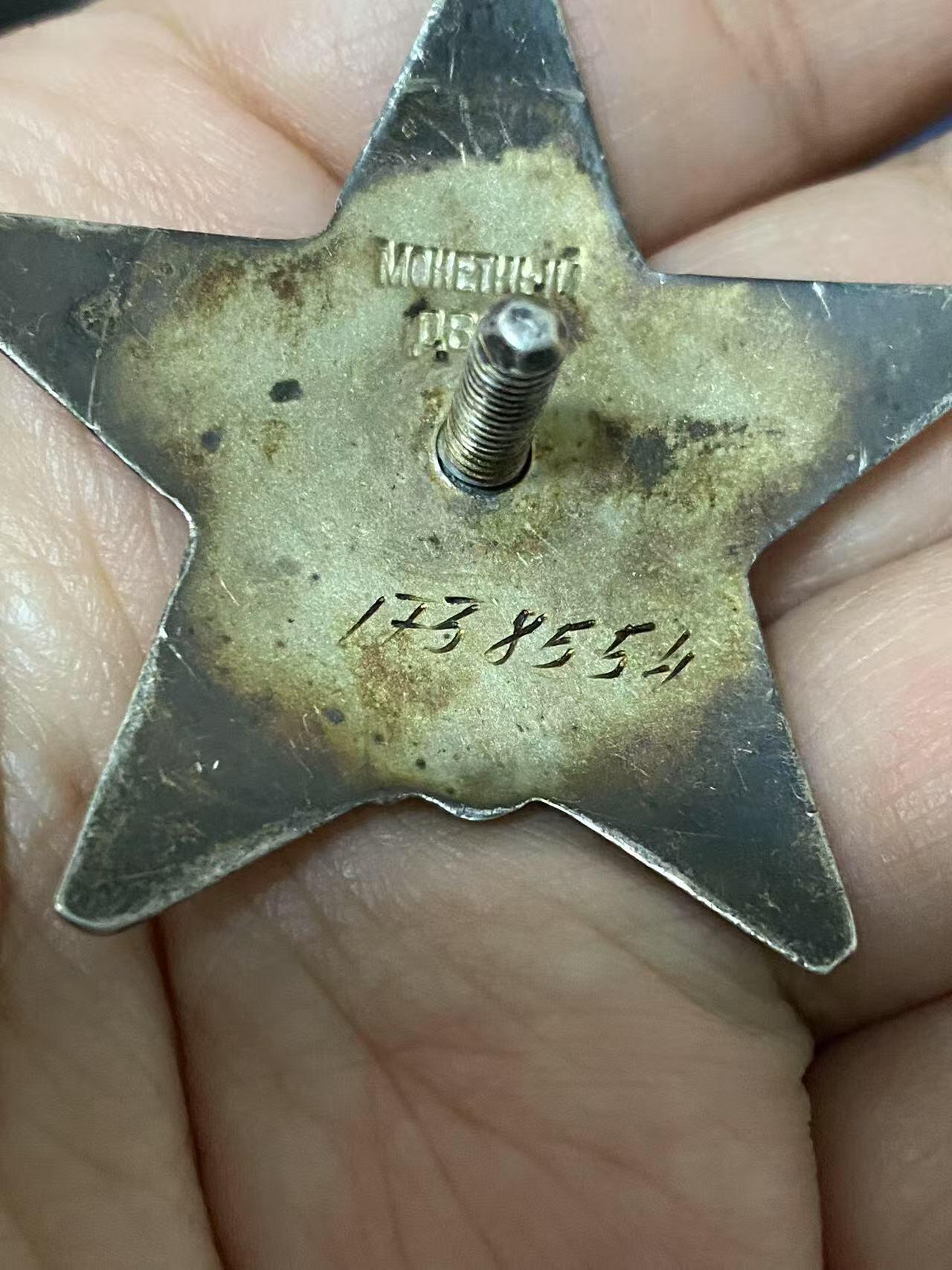 苏联勋章奖章3月28日晚上九点结束在麦稀奇 找不到的加我qq或者微信都是184277308备注苏章拍卖。最好加微信群每次都会通知还有提前可以一口价的 最近会持续拍卖一些东西。 苏联二战双红星勋章套章  1521580.1738554 都是好品无磕碰 同一人的 有登记卡 Русаков Сергей Алексеевич 33近卫塞瓦斯托波尔步兵师42汽车运输连指挥员技术助理 都有奖励卡 科尼斯堡战斗期间 夺取汽车 维修汽车等事迹 两个奖励卡内容都比较丰富