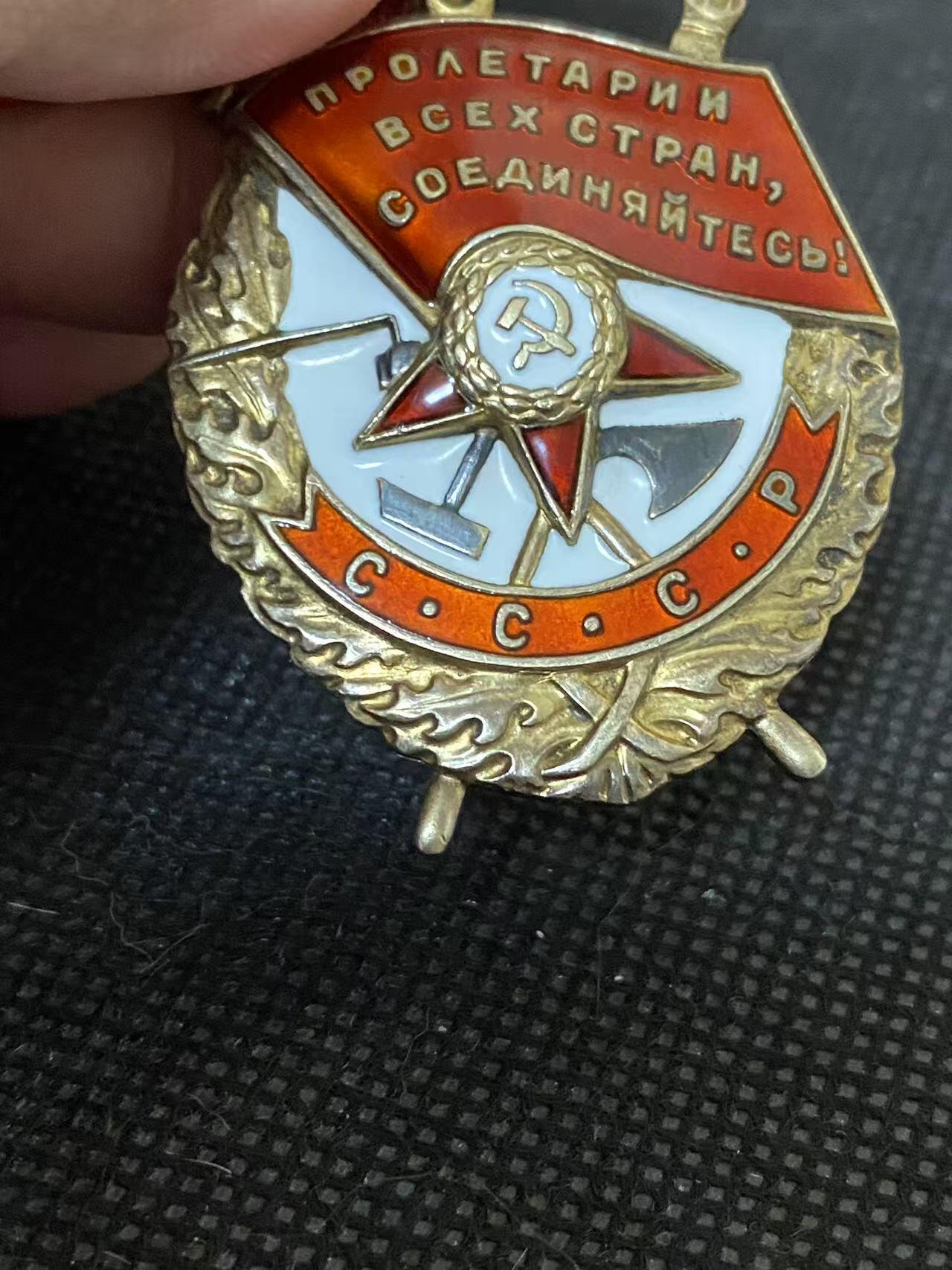 苏联勋章奖章3月28日晚上九点结束在麦稀奇 找不到的加我qq或者微信都是184277308备注苏章拍卖。最好加微信群每次都会通知还有提前可以一口价的 最近会持续拍卖一些东西。 苏联红旗勋章 384101 极品品相 佩戴痕迹几乎都找不到  镀金层也非常好 原环未开 白钢挂 查不到档案 不是国芳布序列 应该是内物部或其他单位颁发。有渠道的可以再查查。难得的品相。