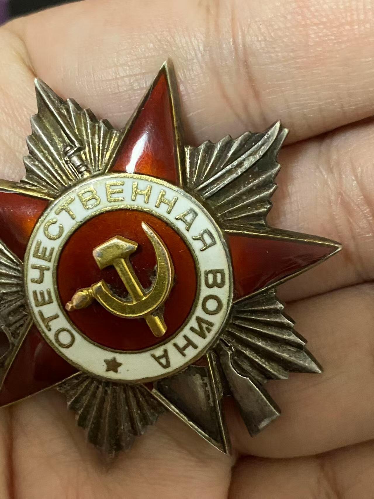 苏联勋章奖章3月28日晚上九点结束在麦稀奇 找不到的加我qq或者微信都是184277308备注苏章拍卖。最好加微信群每次都会通知还有提前可以一口价的 最近会持续拍卖一些东西。 苏联Соломатин Матвей Дмитриевич 的 二级为国 231961  右下角磕碰 杆子从新焊接的 党徽没动过 原配金质 职务没变消灭了1挺轻机枪和1挺重机枪连同机枪分队和10多名敌军士兵。1座房屋中的弹药库。45.3.8，击退敌军反扑时他直射打坏了1辆牵引车，消灭了2个火力点和约20名敌军官兵，缴获了1门85毫米炮和许多弹药